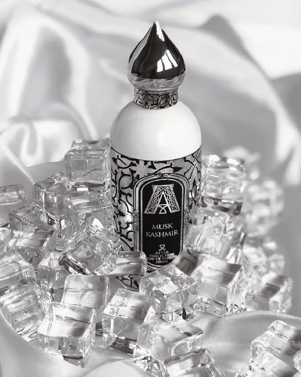 ✨ ATTAR COLLECTION MUSK KASHMIR ✨
Страна: ОАЭ
Год выпуска: 2016
Категория: цветочные, древесно-мускусные
Пол: unisex
🔝 Bestseller 🔝
Верхние ноты: белый мускус, сандал
Средние ноты: гвоздика, гардения
Базовые ноты: белый перец
⚜️ Этот аромат полностью отличается от всего того, что вы знали раньше. Словно вторая кожа, он - реинкарнация вашего внутреннего «альтер эго». Подобно туману, охватывающему высокие вершины гор до рассвета, Musk Kashmir падает на ваши плечи и окутывает мускусным белым облаком, прекрасным, как чистая родниковая вода.
Эта история началась на скалах мистических Гималаев, где небо встречает землю обетованную, где снег никогда не тает - именно здесь рождается жизнь.
⚜️Аромат чувственный и соблазнительный.
Композиция по-разному раскрывается на мужской и женской коже, подчеркивает общие черты обоих полов и идеально подходит утонченным творческим натурам, которые умеют проявлять свои чувства и наслаждаться каждым мгновением жизни. Словно вторая кожа, эта парфюмерная вода становится единой частью организма и вы постоянно ощущаете ее на себе.
⚜️Подойдёт тем, кто любит чувственные ароматы, но не яркие. Этот аромат идеально дополнит ваш образ на работе в офисе, на деловой встрече или на свидании в парке. Он очень нежный и деликатный.
Нишевый дом Attar Collection не представлен в Эстонии, поэтому вы не встретите этот аромат на полках наших магазинов, и тем не менее он очень популярен и любим многими.
А бешеную популярность Musk Kashmir обрёл в России после рекламы Оксаны Самойловой. По её словам это “запах бешеной свежести после стирки” и является одним из ее любимых ароматов.
_____
В распиве:
1ml - 3€
2ml - 5,5€
3ml - 8€
5ml - 10€
10ml - 18€
Целые флаконы доступны к заказу - DM 📩
#attarcollection #attarcollectionmuskkashmir #muskkashmir