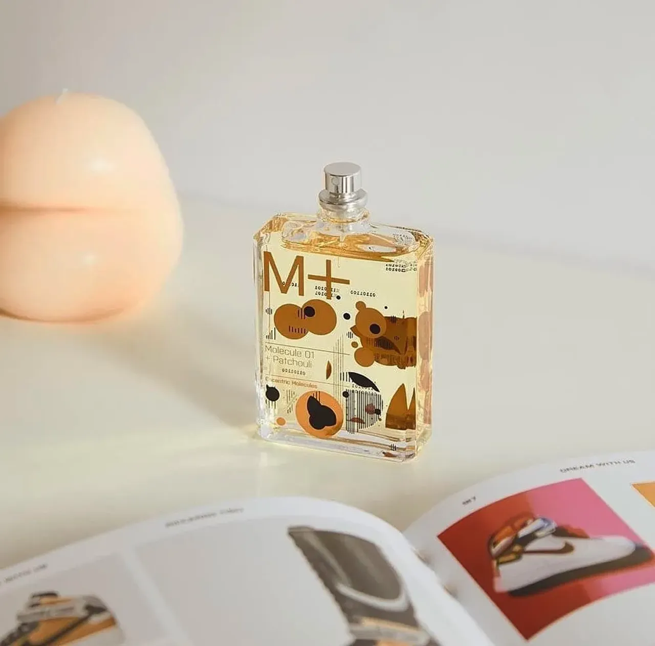 ESCENTRIC MOLECULES
🍊 Molecule 01 + Mandarin 🍊
Год выпуска: 2021
Группа: цитрусовые
Коллекция: М+
Концентрация: туалетная вода
Парфюмер: Geza Schoen
Пол: unisex
Ноты: Iso E Super и мандарин, гедион
«Мандарин — это мгновенный взрыв. 💥
🔸 Он настолько живой, что заставляет кожу светиться цитрусовой пикантностью. Но это еще не все, мандарин очень фруктовый и ароматный. Это прекрасный ингредиент. Его прозрачность означает, что он быстро исчезает.
Я исправил это, добавив несколько других нюансов, чтобы усилить его, и ввел мандариновый ингредиент, используемый в ароматизаторах, чтобы придать ему суперсочность. Когда он начинает исчезать, вступает в свои права Molecule 01, привносящая теплоту и эрогенность, играющую с экстремальной свежестью. Это необычайно — обнаженные мандарин и молекула Iso E Super слились в танце без участия прочих связующих тонов.
А потом мандарин почти исчезает, и вы остаетесь с возвышенной простотой Molecule 01. Мне нравится в Molecule 01 + Mandarin то, что это может быть танец двоих, но история полностью меняется от начала к середине и финалу». - Геза Шен
🔸 В составе аромата Iso E Super - абстрактная синтетическая молекула с мягким, телесным и одновременно древесным оттенком. Её аромат очень сложен и может раскрыться только на теле человека, причём самым непредсказуемым образом. Скорее это не аромат, а аура полная неотразимой сексуальности.
Аромат очень сочный и жизнерадостный, он точно придётся по вкусу любителям Tom Ford Mandarino di Amalfi.
_____
В распиве:
1ml - 2,5€
2ml - 4,5€
3ml - 6€
5ml - 8€
10ml - 14€
15ml - 21€