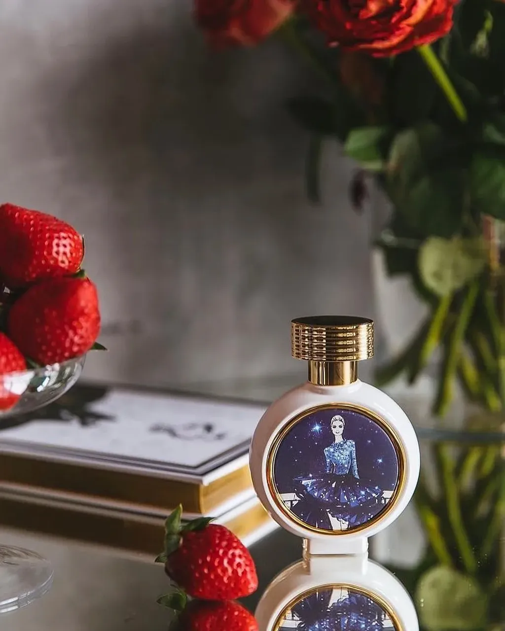 HAUTE FRAGRANCE COMPANY Diamond in the Sky 

Год выпуска: 2019
Страна: Франция 
Группа: восточные
Парфюмер: Benoît Bergia
Пол: женский 

Верхние ноты: карамель, шафран и лесные ягоды
Средние ноты: светлое дерево и кашемировое дерево
Базовые ноты: ваниль, толу бальзам, мох и амбра

💎 Diamond in the Sky — волнующий и утонченный женский восточный аромат, выпущенный в 2019 году французским нишевым парфюмерным брендом Haute Fragrance Company. 
Парфюм Diamond in the Sky - третий аромат из коллекции Magic, все флаконы к которой оформлены знаменитой художницей в области fashion-индустрии Меган Хесс.

💎 У каждой женщины в мире есть особое сияние. Мечтая о необычных приключениях, секретах и любви, глядя на пульсирующее алмазное звездное небо, она готова взлететь над землей. Таинственная красота привлекает и очаровывает, делая женщину похожей на бриллиант. Искрящийся, как звездное небо, с легким привкусом мадагаскарской ванили аромат с названием «Бриллиант в небе» звучит ярко и почти мистически, заставляя иначе посмотреть на женскую красоту.

💎 В верхнем аккорде пряные ноты шафрана сочетаются со сладостью карамели и тонким запахом красных ягод. В сердце композиции их сменяет мягкий, волнующий аккорд древесных нот, который на финальном этапе звучания парфюма растворяется в мерцающей глади нежного пряно-лесного запаха дубового мха, солоноватой серой амбры и утонченной сладости ванили. 

Аромат очень уютный, обволакивающий и нежный. Прекрасно дополнит ваш образ этой осенью! 
_____ 

В распиве: 

1ml - 5€
2ml - 9€
3ml - 13€
5ml - 20€
10ml - 37€
