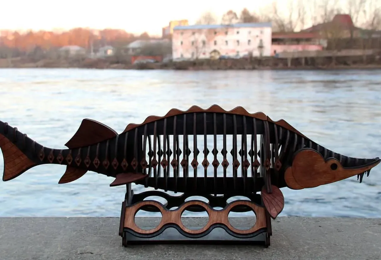 Настоящий мужской подарок😎 - минибар "осётр"🐟! Для любителей рыбалки и не только👍 . В нижнем отсеке имеются отделы под 6 рюмок. А в центральную часть помещается бутылка .
#käsitöö #kingitus #eestikäsitöö #eesti #нарва #интерьер #эстония🇪🇪 #narva #eesti #handmade #ручнаяработадерево #woodcreationscrafts #handcraftedinestonia #woodwork #интерьер #estonia🇪🇪 #giftidea #estoniagiftideas @estonia_gift_ideas #idavirumaa #идеядлякухни #köögis #минибариздерева #minibar #kalapüük #kalastamine
