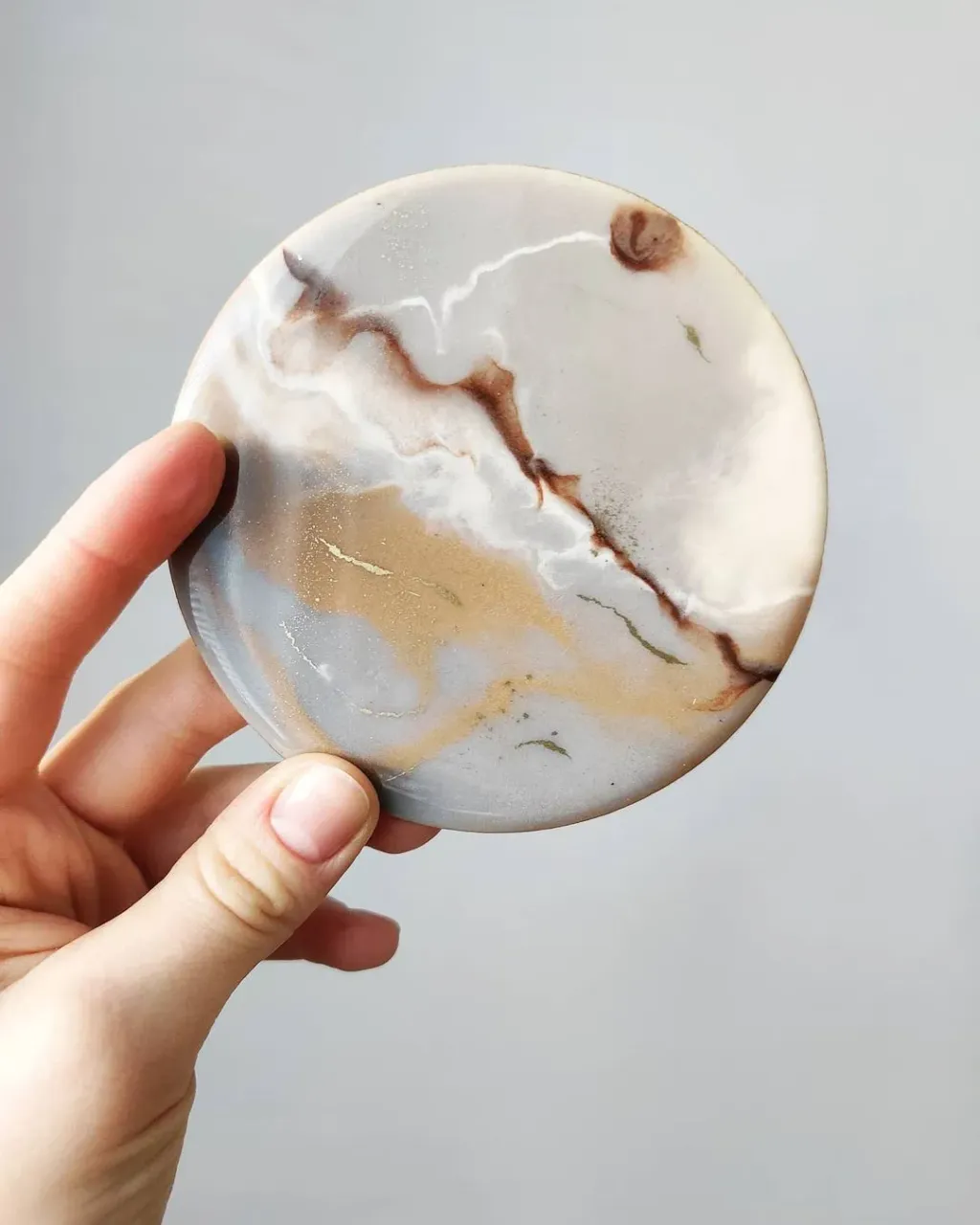 Чашечка ароматного кофе за завтраком, что может быть лучше? ☕
Особенно, когда под рукой костеры от @valeri.artspace

Можно сделать набор из 4, 6 или 8 штук 💫
Цветовая гамма на Ваш вкус.