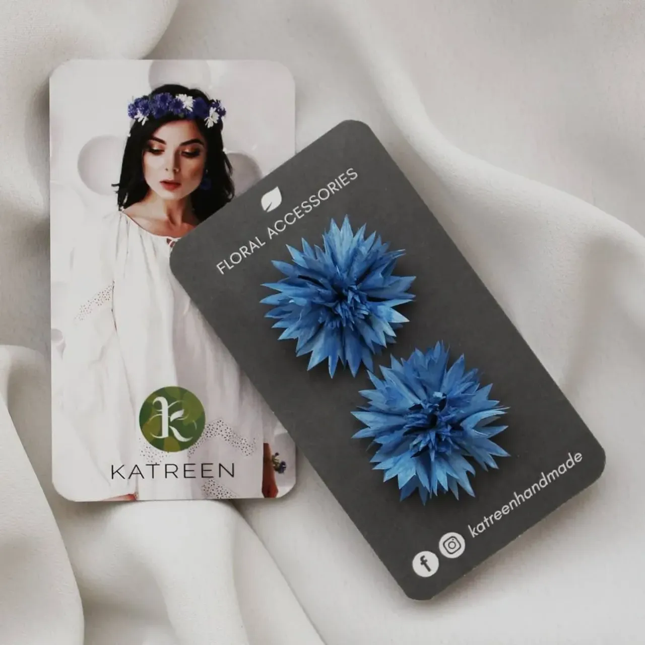 Handmade foamiran cornflower, earrings.
Käsitööna valmistatud kõrvarõngad, lilled foamiranist (vee-ja külmakindel pehme materjal), rukkilille tegemiseks vajalikud vormid on valatud päris õie järgi.
Kõrvarõngatoorik messingist, lille suurus 3.5cm.
#handmade #foamiran #cornflower #floralearrings #käsitöö #katreen #disainiehted #eestikäsitöö #kõrvarõngad #rukkilill #kingiidee #katreen_rukkilill #lilleehted #ручнаяработа #фоамиран #васильки #украшениясцветами #серьгисвасильками