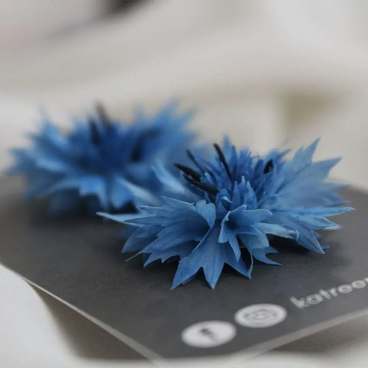 Handmade foamiran cornflower, earrings.
Käsitööna valmistatud kõrvarõngad, lilled foamiranist (vee-ja külmakindel pehme materjal), rukkilille tegemiseks vajalikud vormid on valatud päris õie järgi.
Kõrvarõngatoorik messingist, lille suurus 3.5cm.
#handmade #foamiran #cornflower #floralearrings #käsitöö #katreen #disainiehted #eestikäsitöö #kõrvarõngad #rukkilill #kingiidee #katreen_rukkilill #lilleehted #ручнаяработа #фоамиран #васильки #украшениясцветами #серьгисвасильками