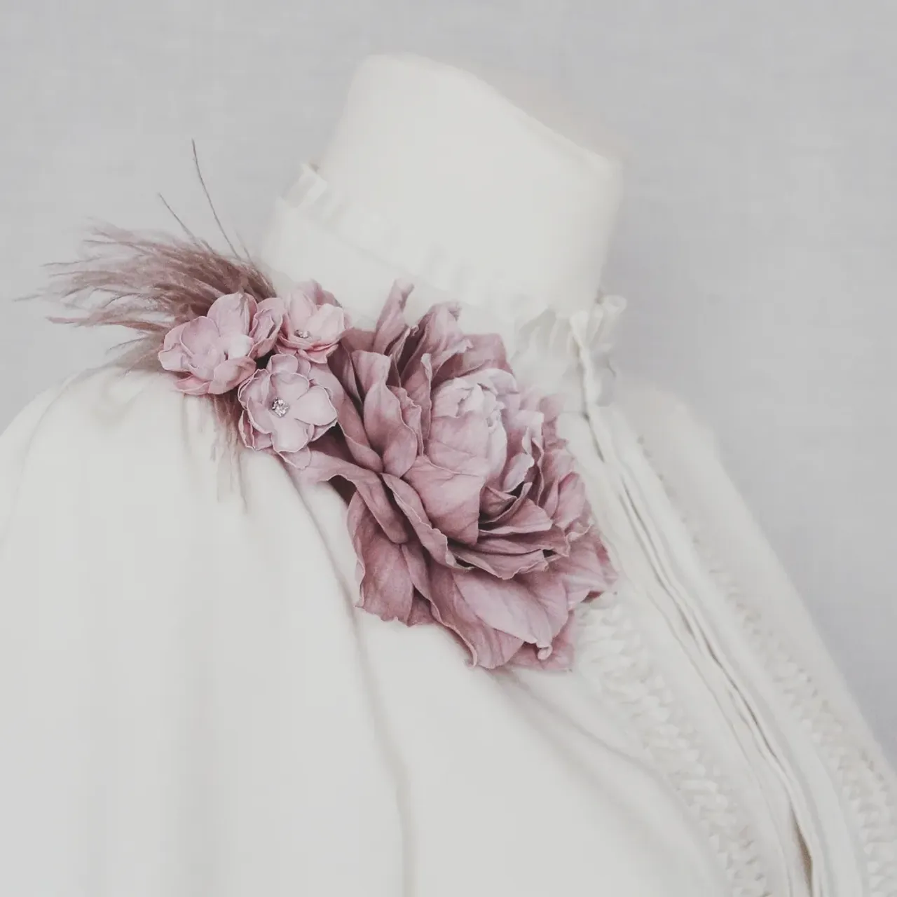 "Картины пишут только потому, что не могут не писать. Это такая же функция организма, как и всякая другая...
Художник получает свое особое ощущение от видимого мира и не может не выразить его;
он сам не понимает, почему это ощущение он выражает при помощи линий и красок.
С музыкантом происходит то же самое: стоит ему прочесть несколько строк, как в голове у него возникает комбинация звуков;
он не знает, почему те или иные слова вызывают в его воображении те или иные звуки, но это так."
Сомерсет Моем
.
Истины не существует.
У каждого своя картина мира, своя истина и она для каждого такова и есть, поскольку он так видит и чувствует. 
То, что меня делает счастливой, другого может повергать в ужас.
. 
Мы потому иногда не можем достучаться друг до друга, потому что живя в одном пространстве, мы видим мир по разному.
И это нормально.
И даже здорово - мы разные и это интересно.
Поэтому кому то моя брошь понравится, а кто то скажет свое Фи, но это менее важно, чем то, какой кайф я испытала, создавая её и с каким удовольствием смотрю на готовое изделия.
Просто #мысливслух
.
#творчество #винтаж #брошь #украшениясцветами #фоамиран #пыльнаяроза #ручнаяработа #олдскул #стиль #дизайн #перья #брошьрозой #идеяподарка #katreen #käsitöö #disainiehted