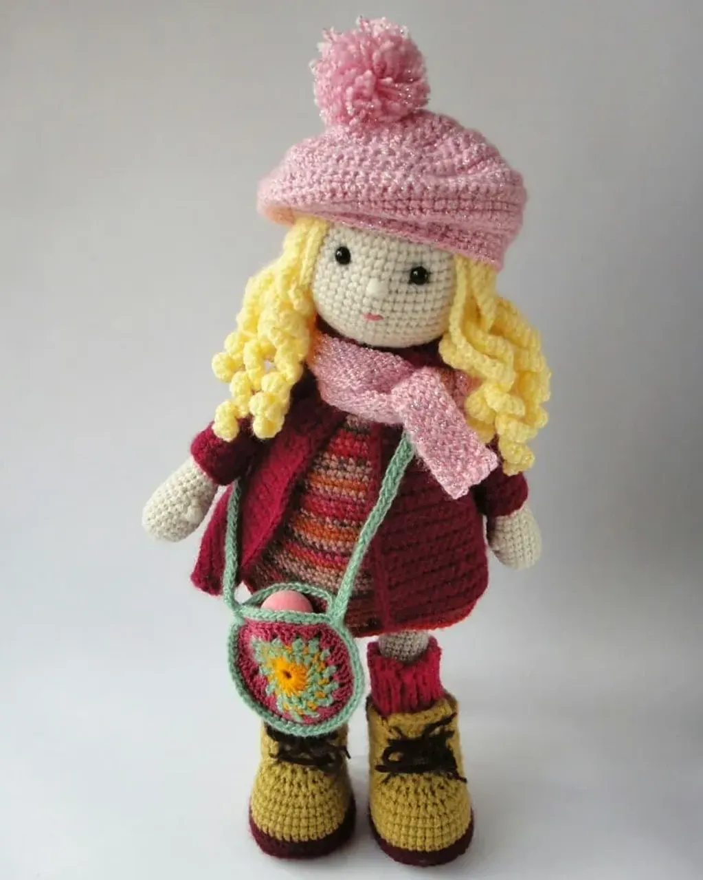 Помните те стройные ножки в ботиночках, что пробегали здесь несколько дней назад? Так вот и сама хозяйка тех ножек )). Девочка  Ида. Милая, добрая, скромная и воспитанная девочка. Да ещё и большая умница, хотя и блондинка 😉
Автор описания куколки Иды - Карола Хёрст
#amigurudols#вязанаякукла#