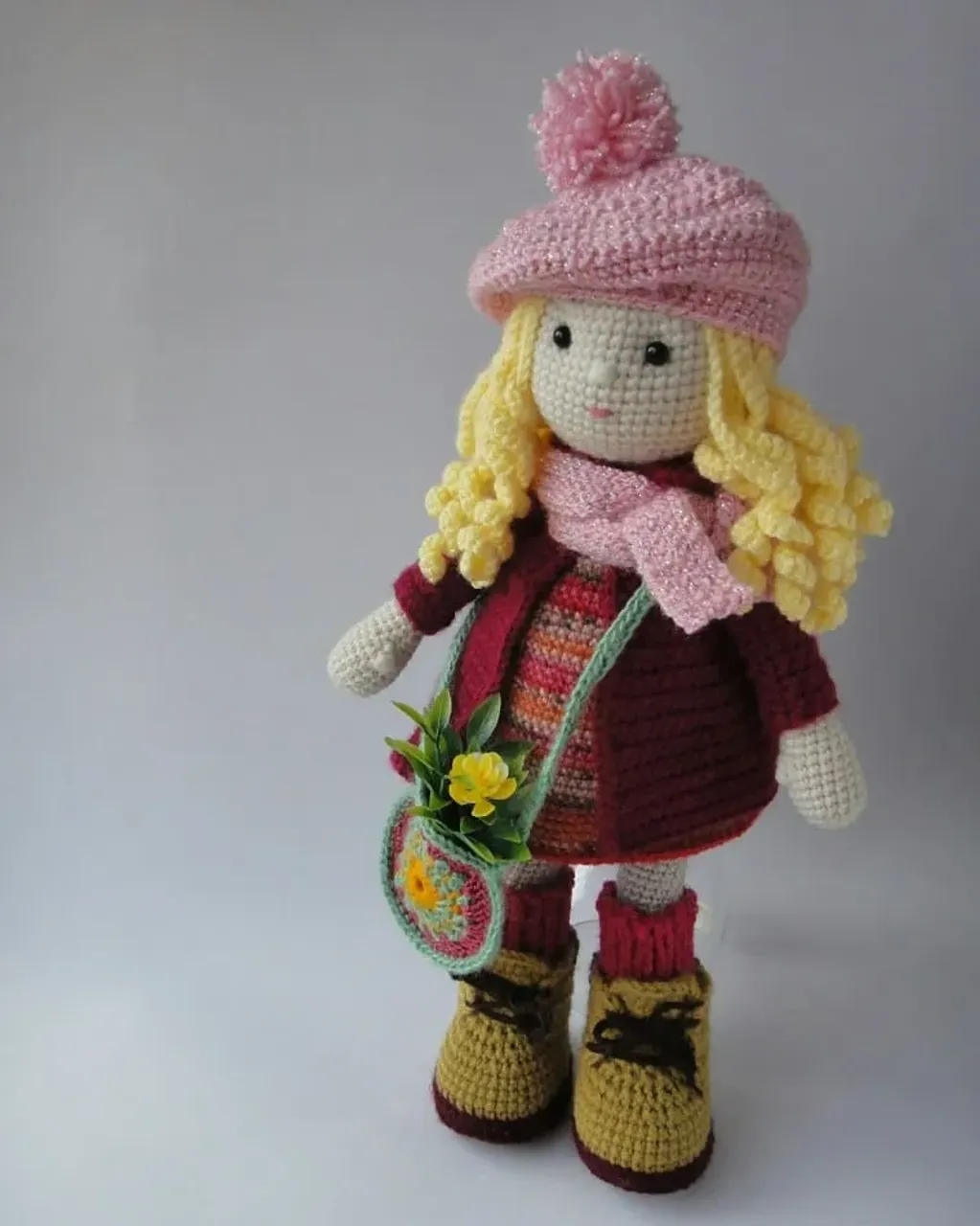 Помните те стройные ножки в ботиночках, что пробегали здесь несколько дней назад? Так вот и сама хозяйка тех ножек )). Девочка  Ида. Милая, добрая, скромная и воспитанная девочка. Да ещё и большая умница, хотя и блондинка 😉
Автор описания куколки Иды - Карола Хёрст
#amigurudols#вязанаякукла#