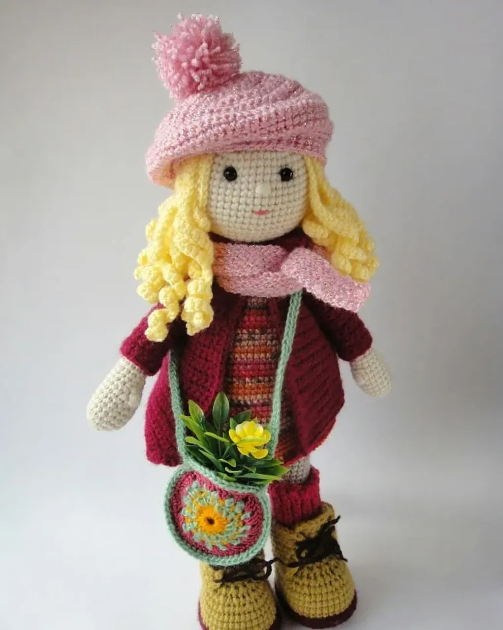 Помните те стройные ножки в ботиночках, что пробегали здесь несколько дней назад? Так вот и сама хозяйка тех ножек )). Девочка  Ида. Милая, добрая, скромная и воспитанная девочка. Да ещё и большая умница, хотя и блондинка 😉
Автор описания куколки Иды - Карола Хёрст
#amigurudols#вязанаякукла#