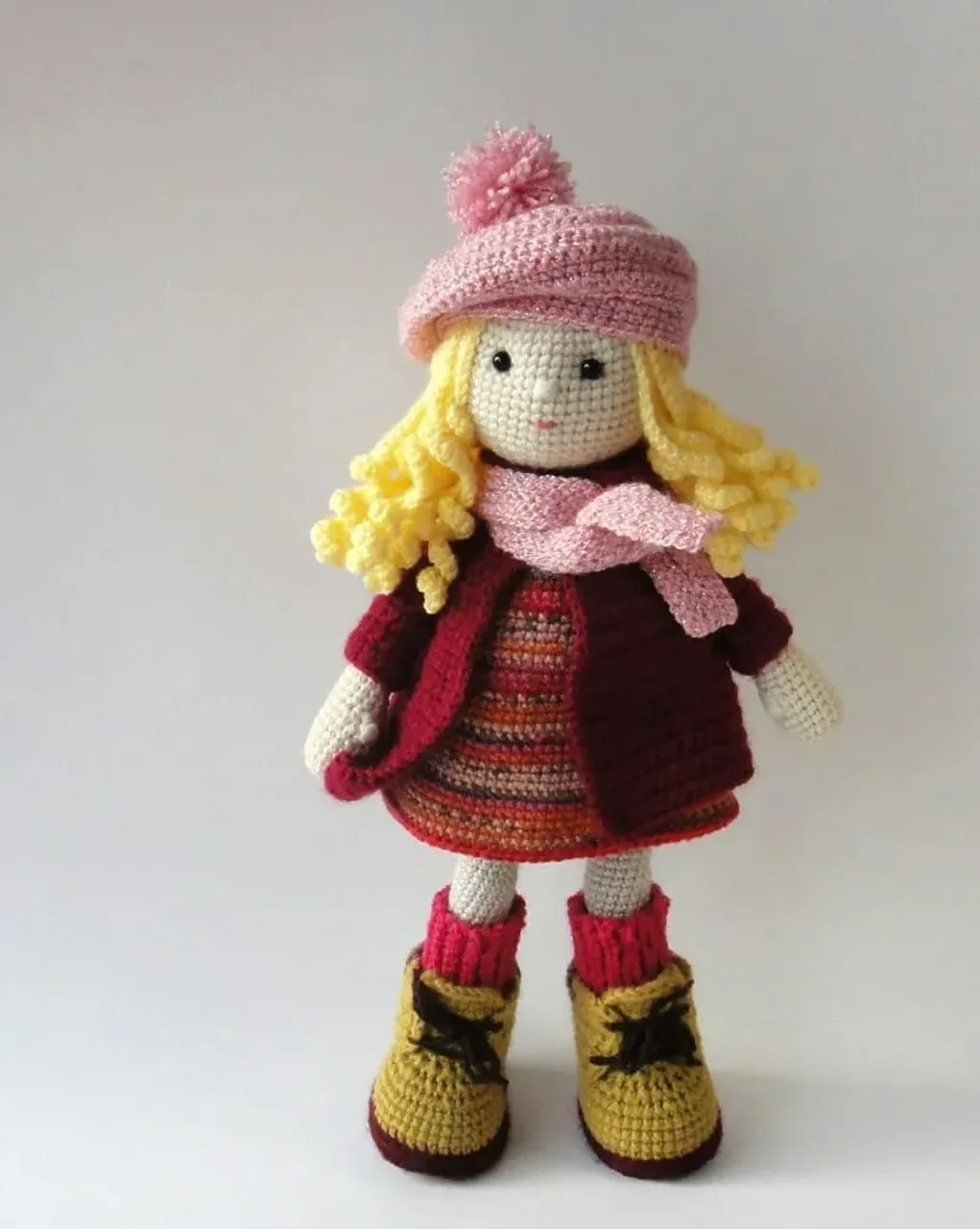 Помните те стройные ножки в ботиночках, что пробегали здесь несколько дней назад? Так вот и сама хозяйка тех ножек )). Девочка  Ида. Милая, добрая, скромная и воспитанная девочка. Да ещё и большая умница, хотя и блондинка 😉
Автор описания куколки Иды - Карола Хёрст
#amigurudols#вязанаякукла#