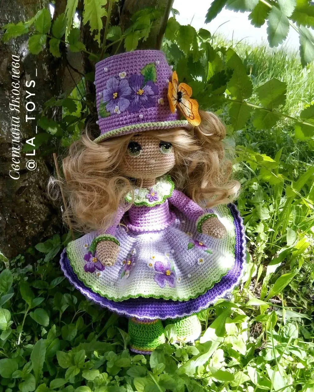 Маленькая цветочная феечка Фиалочка не может сидеть дома в душной квартире.
⠀
Солнышко только встает, а она уже на ногах. С позаранку обходит двор,  кустики и цветочные клумбы .
⠀
А ещё ей надо лично поздоровоться с местными  букашками/таракашками, кузнечиками и бабочками 🐜🐌🐞🦋.
⠀
Вот такие они феечки,  работящие и вежливые девочки 😄.

А вы рано встаёте?
 Если рано - значит Фея. Если поздно - то Засоня 😀. Это такой у нас тест: "Кто я? Фея или Засоня ?" 😂
⠀
Описание куколки:
В основе проволочный каркас (ручки/ножки можно сгибать). Связана  кукла из качественного  немецкого хлопка. Вышивка сделана вручную,  мулине (Франция). Бисер в отделке  использовался японский. 
Ростом куколка в шляпке ~35см. Без шляпки 31 см.
.
#поМКОльгиАрхиповой
#вязанаякукла