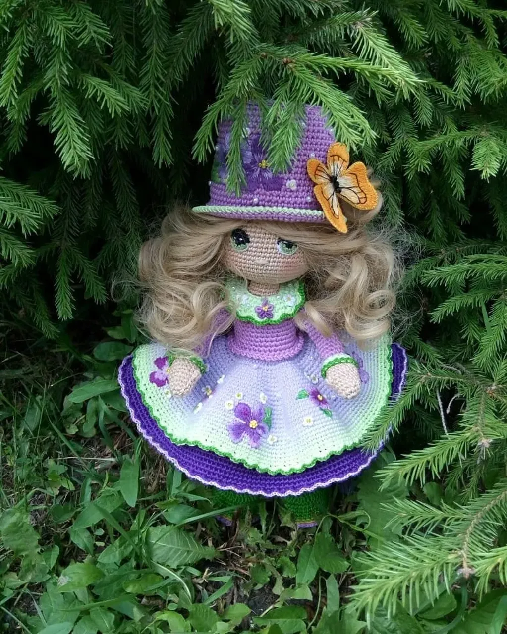 Маленькая цветочная феечка Фиалочка не может сидеть дома в душной квартире.
⠀
Солнышко только встает, а она уже на ногах. С позаранку обходит двор,  кустики и цветочные клумбы .
⠀
А ещё ей надо лично поздоровоться с местными  букашками/таракашками, кузнечиками и бабочками 🐜🐌🐞🦋.
⠀
Вот такие они феечки,  работящие и вежливые девочки 😄.

А вы рано встаёте?
 Если рано - значит Фея. Если поздно - то Засоня 😀. Это такой у нас тест: "Кто я? Фея или Засоня ?" 😂
⠀
Описание куколки:
В основе проволочный каркас (ручки/ножки можно сгибать). Связана  кукла из качественного  немецкого хлопка. Вышивка сделана вручную,  мулине (Франция). Бисер в отделке  использовался японский. 
Ростом куколка в шляпке ~35см. Без шляпки 31 см.
.
#поМКОльгиАрхиповой
#вязанаякукла