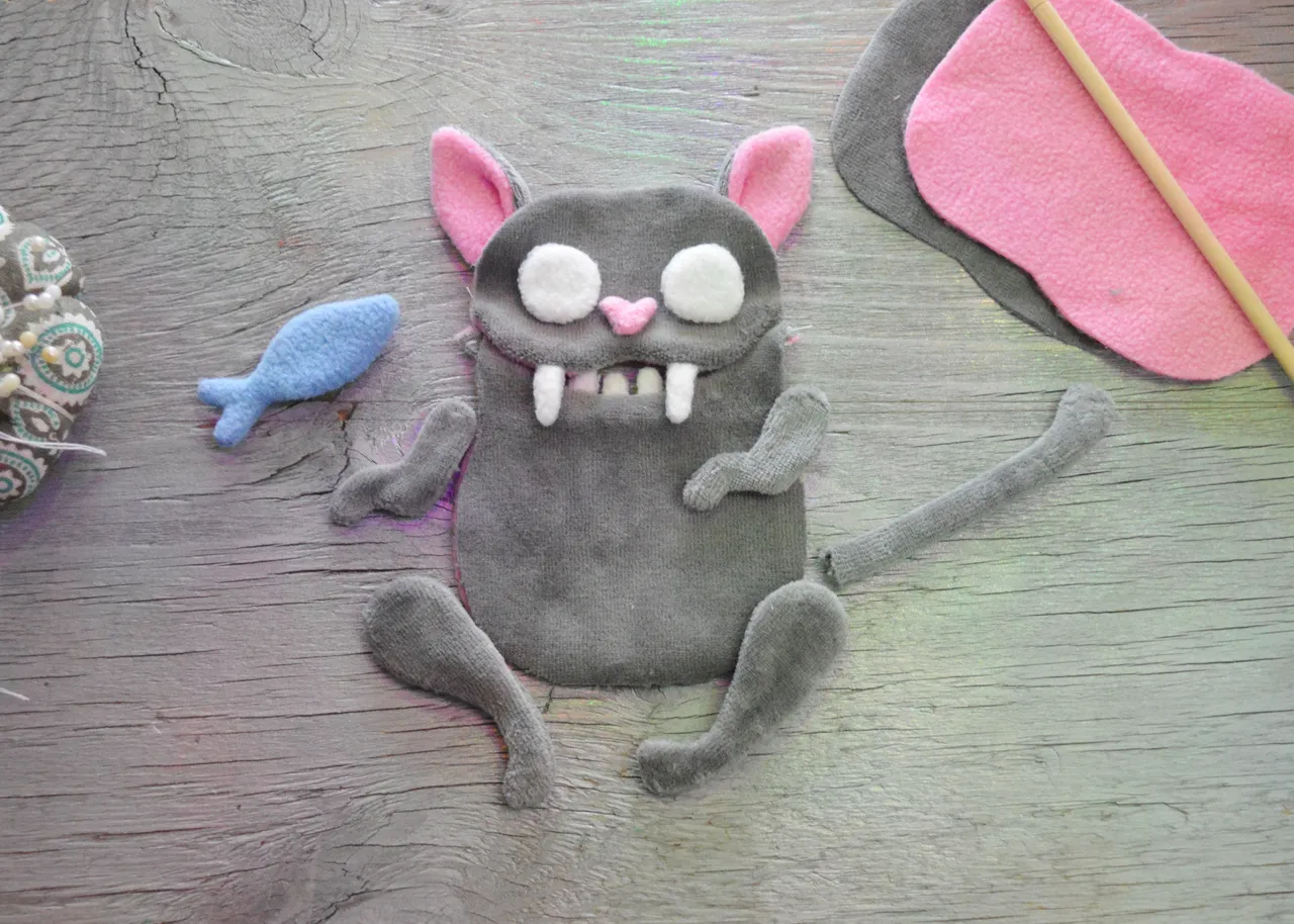 The process of creating a funny toy "Cat and Fish"
Make with your own hands with the help of my manufacturing guide.
Detailed step-by-step instructions in pdf format.
#handmade #sewingproject #sewingpattern #diytoys #creepycute #diy #sewingpatterns #plushtoys #stuffedanimals #sewing