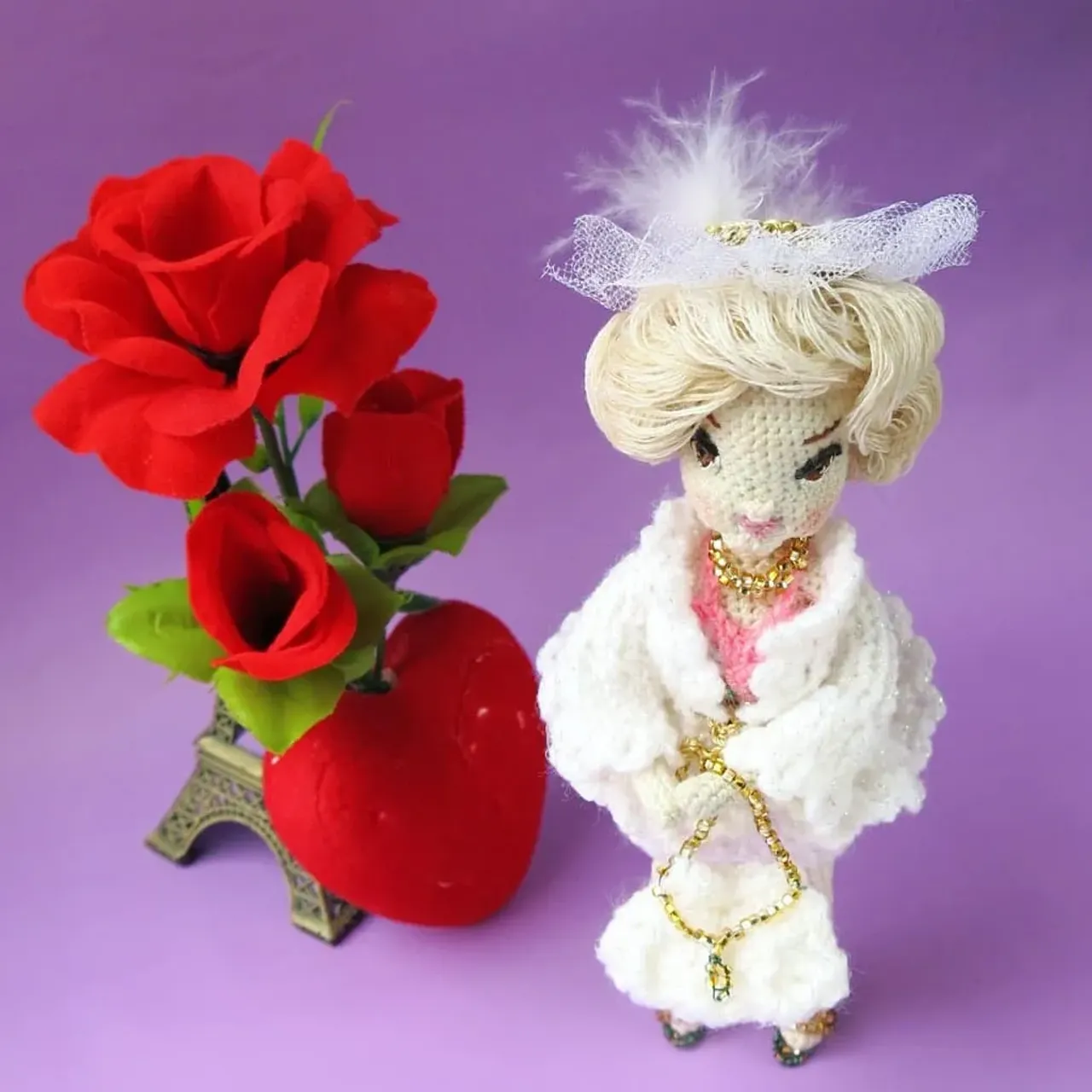 Красоту навела, теперь можно и похвастаться 🌸
⠀
🌸 Куколка ростом 15 см
🌸 Связана из хлопка
🌸 Личико вышито мулине
🌸 Полностью на проволочном каркасе
🌸 Вся одежда съемная
🌸 В туфельках стоит самостоятельно
#weamiguru #amigurumi #amigurumidoll #crochetdoll #instacrochet #handmade #подарок #вязанаякукла #love #ярмаркамастеров #amigurumi_mi #коллекция #хобби #вязаниеназаказ #магия #любовь #коллекционнаякукла #шанс #миниатюра #игра #расческа #бигуди #подарок #crochet