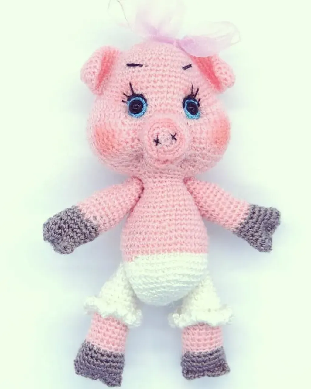 На столе стоит игрушка, то ли свинка, то ли хрюшка... Знакомьтесь, хрюша Нюша.
Рост 13 см.
#новыйгод #символгода #свинка #поросенок #хрюша #игрушки #игрушкиручнойработы #игрушкикрючком #вязание #вязаниекрючком #подарки #подаркидетям #ручнаяработа #амигуруми #амигурумисвоимируками #амигурумикрючком #amigurumi #handmade