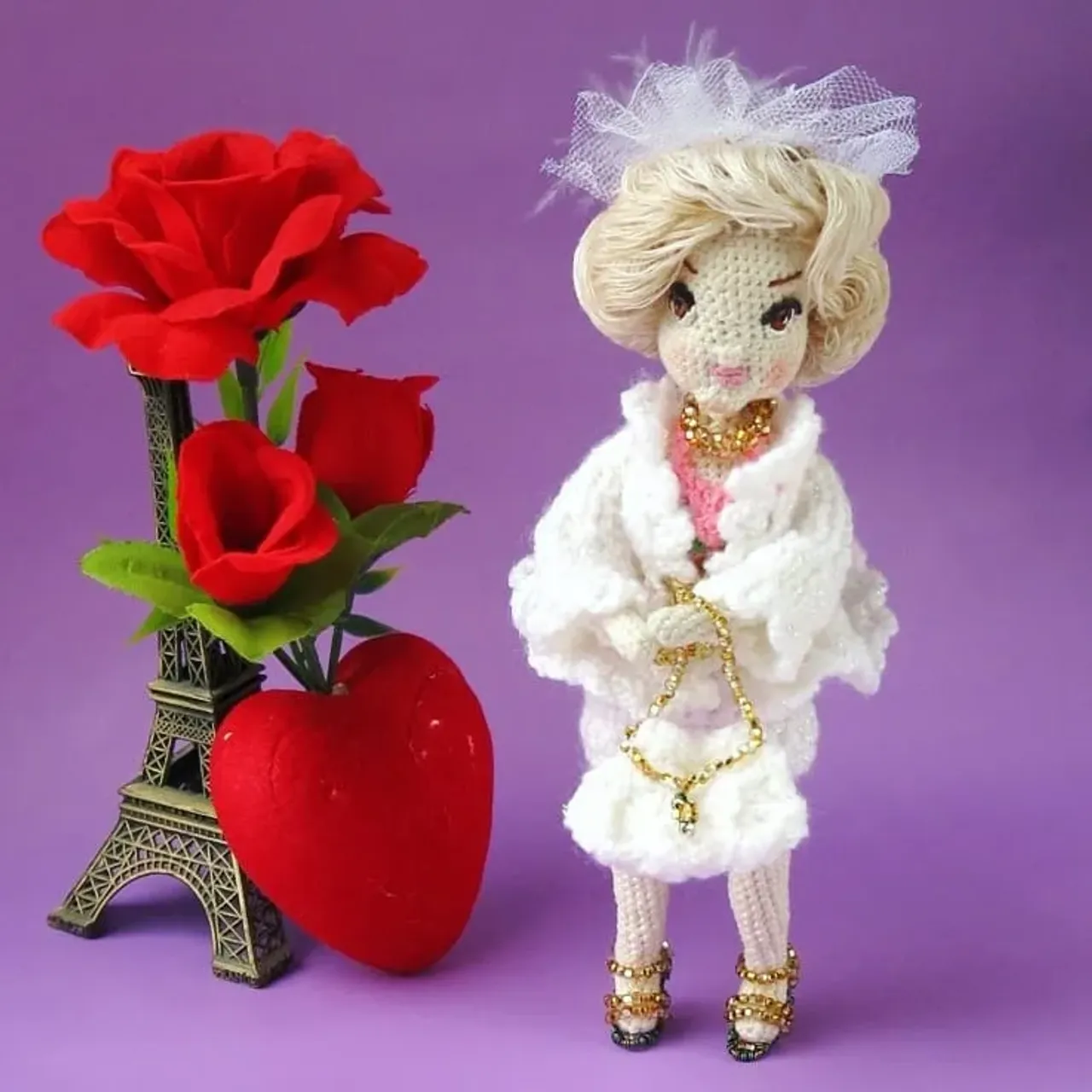 Красоту навела, теперь можно и похвастаться 🌸
⠀
🌸 Куколка ростом 15 см
🌸 Связана из хлопка
🌸 Личико вышито мулине
🌸 Полностью на проволочном каркасе
🌸 Вся одежда съемная
🌸 В туфельках стоит самостоятельно
#weamiguru #amigurumi #amigurumidoll #crochetdoll #instacrochet #handmade #подарок #вязанаякукла #love #ярмаркамастеров #amigurumi_mi #коллекция #хобби #вязаниеназаказ #магия #любовь #коллекционнаякукла #шанс #миниатюра #игра #расческа #бигуди #подарок #crochet