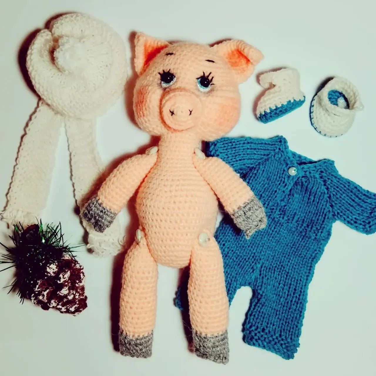 Здравствуй, Фунтик, дорогой, 
Встретить Новый год с тобой 
Очень-очень мы хотим, 
Год с тобою  погостим! 
Хрюкай нам давай почаще, 
Чтобы жизнь была послаще! 
Твой весёлый пятачок, 
Чтобы радость в дом привлёк! 
#новыйгод #символгода #свинка #поросенок #хрюша #игрушки #игрушкиручнойработы #игрушкикрючком #вязание #вязаниекрючком #подарки #подаркидетям #ручнаяработа #амигуруми #амигурумисвоимируками #амигурумикрючком #amigurumi #handmade