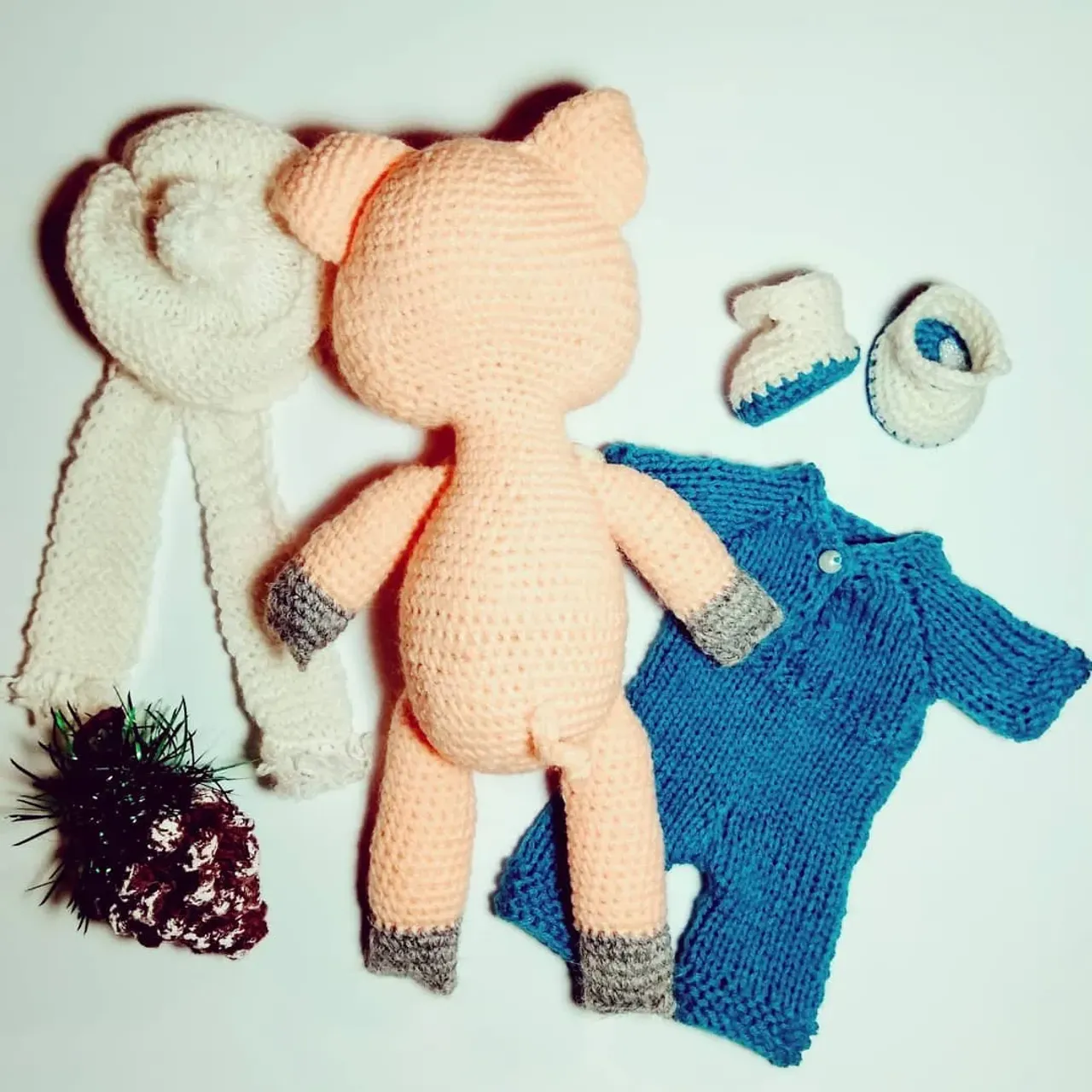 Здравствуй, Фунтик, дорогой, 
Встретить Новый год с тобой 
Очень-очень мы хотим, 
Год с тобою  погостим! 
Хрюкай нам давай почаще, 
Чтобы жизнь была послаще! 
Твой весёлый пятачок, 
Чтобы радость в дом привлёк! 
#новыйгод #символгода #свинка #поросенок #хрюша #игрушки #игрушкиручнойработы #игрушкикрючком #вязание #вязаниекрючком #подарки #подаркидетям #ручнаяработа #амигуруми #амигурумисвоимируками #амигурумикрючком #amigurumi #handmade