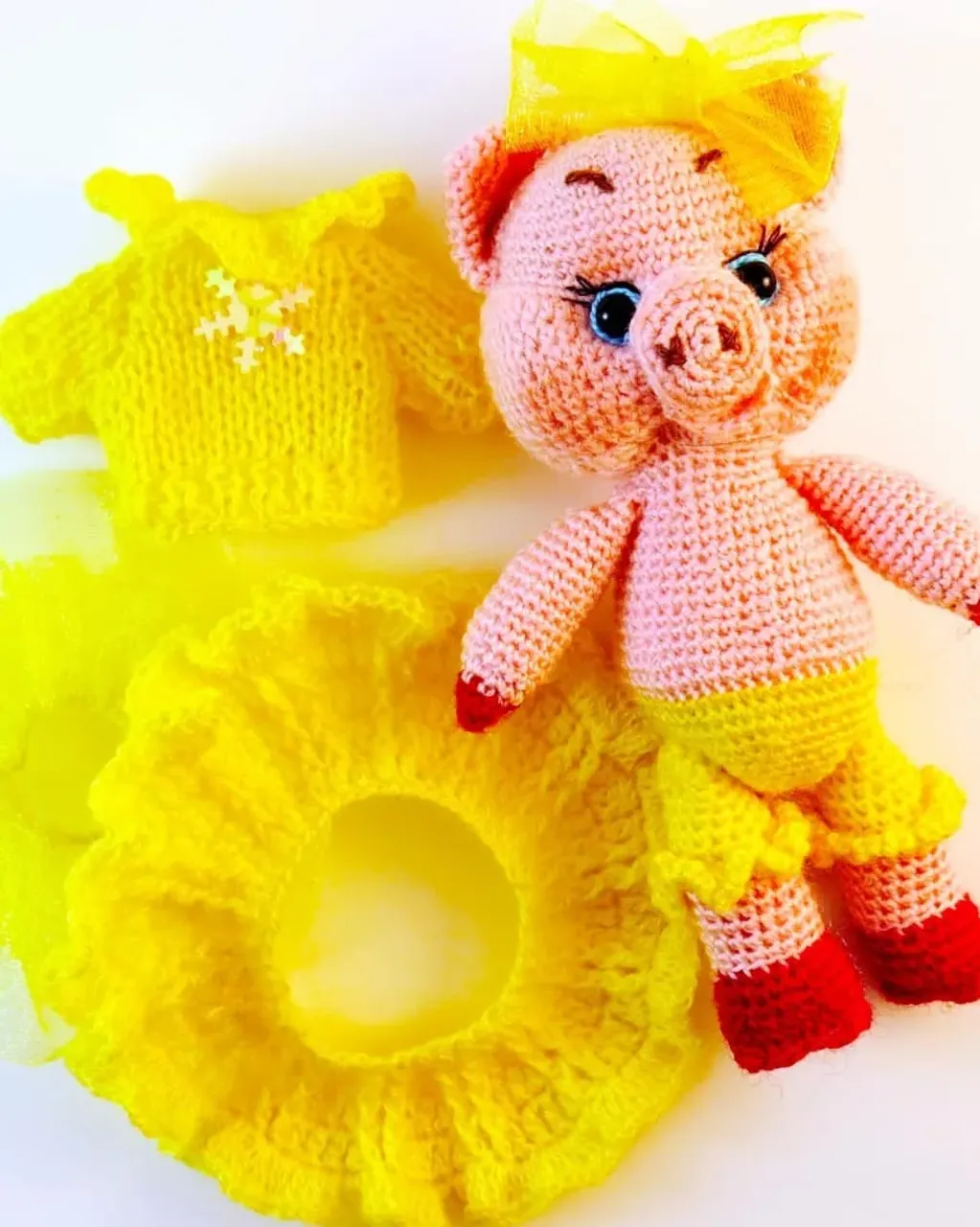 Ещё одна хрюшка. Рост 13 см.
#новыйгод #символгода #свинка #поросенок #хрюша #игрушки #игрушкиручнойработы #игрушкикрючком #вязание #вязаниекрючком #подарки #подаркидетям #ручнаяработа #амигуруми #амигурумисвоимируками #амигурумикрючком #amigurumi #handmade