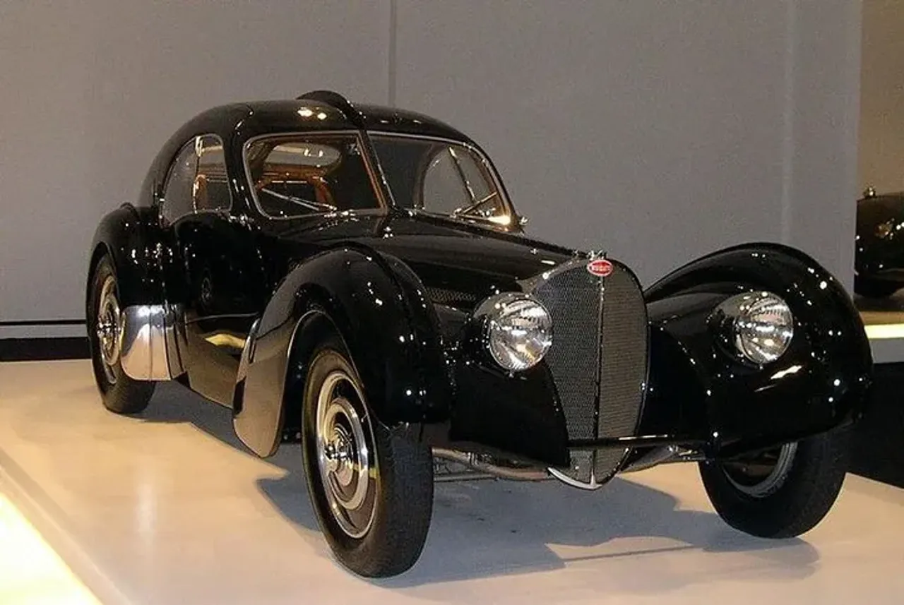 #Картины “Bugatti Type 57SC" и "Atlantic”
⠀
#Bugatti Type 57SC Atlantic класс Grand Turismo (1934-1940) имеет две модификации: Type 57S и Atlantic. Разработкой занимался лично Жан Бугатти.
Авто начали производить в 1934 году. Оно выполнено в модном тогда стиле арт-деко. Всего было выпущено четыре автомобиля, два из которых сохранились до наших дней в оригинальном виде
⠀
В мае 2010 года #автомобиль побил аукционный рекорд. Автомобиль был куплен анонимом за сумму 30-40 миллионов долларов и передан автомобильному музею #Mullin.
⠀
Теперь и у вас есть возможность наслаждаться ее идеальными формами и блеском в своем #интерьере. 😉
⠀
#Холст на подрамнике.
Итальянский хлопок, размер 40х70 среднее зерно, высокая плотность.
Материал: #Хлопок.
#Натяжка галерейная. Бренд: Unicо
Матовые #акриловые #краски. Бренд: ROSA
⠀
10 апреля 2021 год
#blagota_artist #благота_художник #art #painting #артдеко #картинынахолсте #современнаяживопись #галерея #картинанапродажу #творчество #арт
#мистецтво
#картинаназаказ #картинавинтерьер #картинаакрилом #acrylicpainting #realism #acrylicartist
