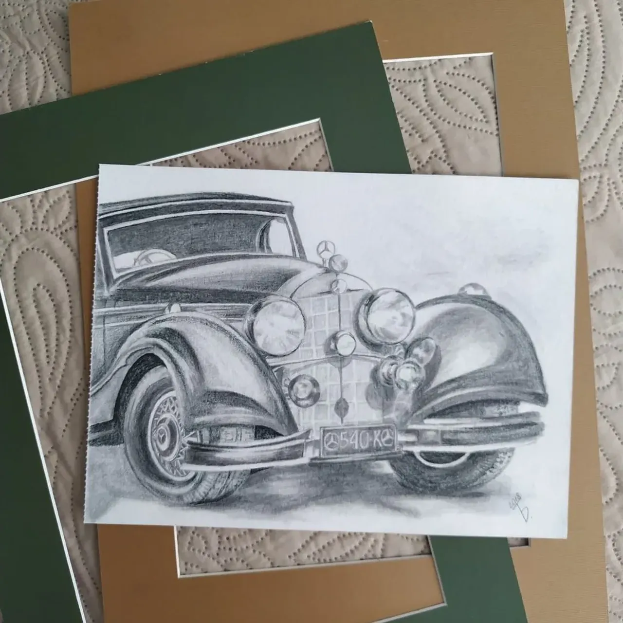 #Рисунок "Mercedes-Benz"
⠀
Любой из автомобилей этой марки, автоматически становится звездой аукционов по всему миру, как только он там появляется.
Но, а если на аукционы ходить нет времени, то можно просто их нарисовать 🙂, обычными простыми карандашами.
Все равно, от времени, проведенного за таким занятием, останется послевкусие роскоши и немецкого обаяния 🙂
⠀
Материалы:
MIX Universal блок 36х48 см. 25 л 310г fine Hahnemuhle.
Универсальная бумага для различных техник: акрил, акварель, графика. Плотность: 310 г/м2
Страна: Германия
Простые карандаши НВ, НН, ВВ
⠀
Ставьте ❤️, если работа понравилась 🙂
Делитесь, рекомендуйте!
Сейте кармические зерна 🙂
🔸🔸🔸
✍️ 📧 Пишите для большей информации, заказа картин
⠀
🖌️Художник:
#blagota_artist #благота_художник #БлагоТа #mercedes_benz #mercedesbenz #mercedesbenzclassic #mercedesbenzretro #картинавинтерьер #картинаназаказ #картинанапродажу #современнаяживопись #art #painting #contemporaryart #paintingforsale #interiorpainting #finearts #artgallery #искусство #drawing #галерея #мистецтво #artwork #творчество #арт #pictures #простыекарандаши #карандаши