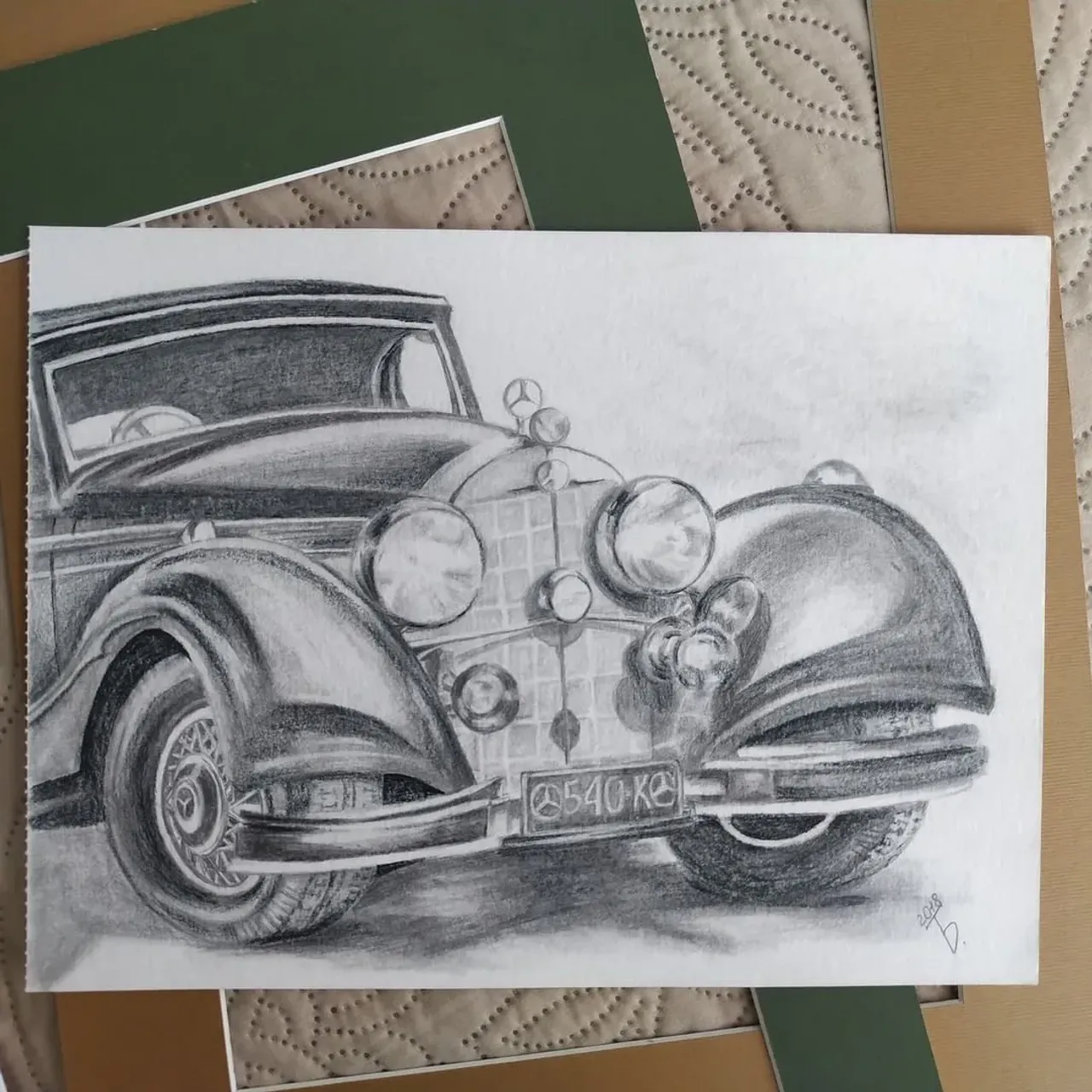 #Рисунок "Mercedes-Benz"
⠀
Любой из автомобилей этой марки, автоматически становится звездой аукционов по всему миру, как только он там появляется.
Но, а если на аукционы ходить нет времени, то можно просто их нарисовать 🙂, обычными простыми карандашами.
Все равно, от времени, проведенного за таким занятием, останется послевкусие роскоши и немецкого обаяния 🙂
⠀
Материалы:
MIX Universal блок 36х48 см. 25 л 310г fine Hahnemuhle.
Универсальная бумага для различных техник: акрил, акварель, графика. Плотность: 310 г/м2
Страна: Германия
Простые карандаши НВ, НН, ВВ
⠀
Ставьте ❤️, если работа понравилась 🙂
Делитесь, рекомендуйте!
Сейте кармические зерна 🙂
🔸🔸🔸
✍️ 📧 Пишите для большей информации, заказа картин
⠀
🖌️Художник:
#blagota_artist #благота_художник #БлагоТа #mercedes_benz #mercedesbenz #mercedesbenzclassic #mercedesbenzretro #картинавинтерьер #картинаназаказ #картинанапродажу #современнаяживопись #art #painting #contemporaryart #paintingforsale #interiorpainting #finearts #artgallery #искусство #drawing #галерея #мистецтво #artwork #творчество #арт #pictures #простыекарандаши #карандаши