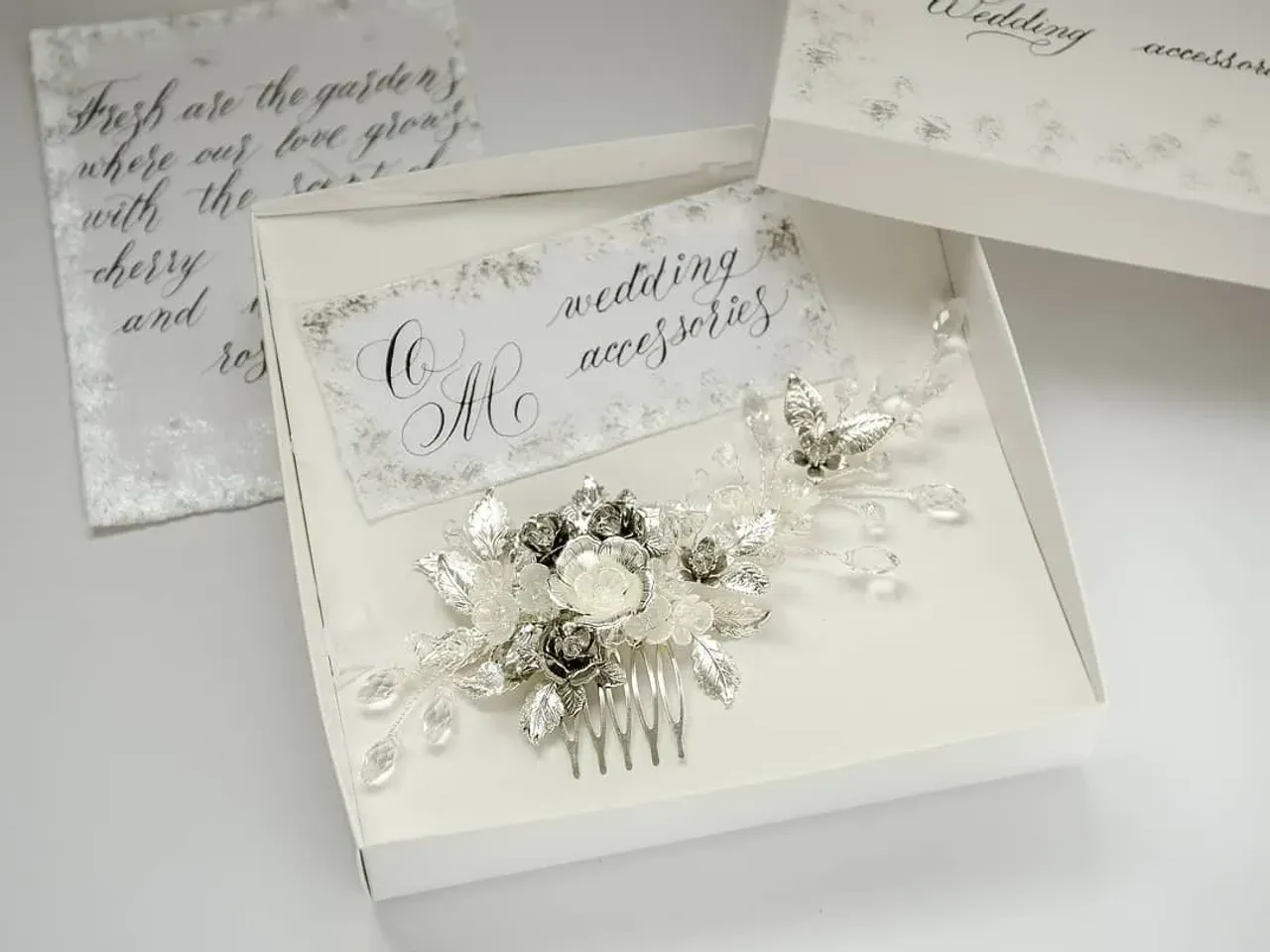 Как важно получать удовольствие в мелочах! - утренний кофе из фарфоровой чашки, интересная книга, красивый вид из окна, прогулка под весенним солнышком.... Оказывается, от качественной фурнитуры тоже получаешь удовольствие.

На фото новый свадебный гребешок из качественной американской фурнитуры.

Длина - 13-15 см

Стоимость: 730 грн

Заказ можно сделать по телефону: +380982134393
Или в директе.

#свадебныйгребеньвприческу #свадебныеукрашения #свадебнаяветочкадляволос #украшениявприческуневесты #свадьбаодесса #weddingvine #weddingaccessories #bridalcomb #bridaljewelry