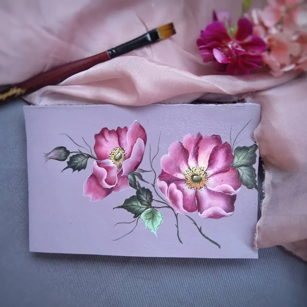 На чем рисовать....

Никогда раньше не рассматривала кожу, как материал для росписи... А зря!!! Рисовать на коже - сплошное удовольствие!! Краска ложиться мягко. Кожа не так съедает влагу, как бумага. Соответственно, намного легче получить желаемый результат!! В общем, я влюбилась!!!

 Результат 6 урока Татьяны Кудрявцевой @kudryavtsevatatiana

#росписьпокоже #росписьпокожеакрилом #двойноймазок #цветыдвойноймазок #росписьдвойногомазка #onestroke #onestrokeflowers #onestrokepainting  #onestrokeart