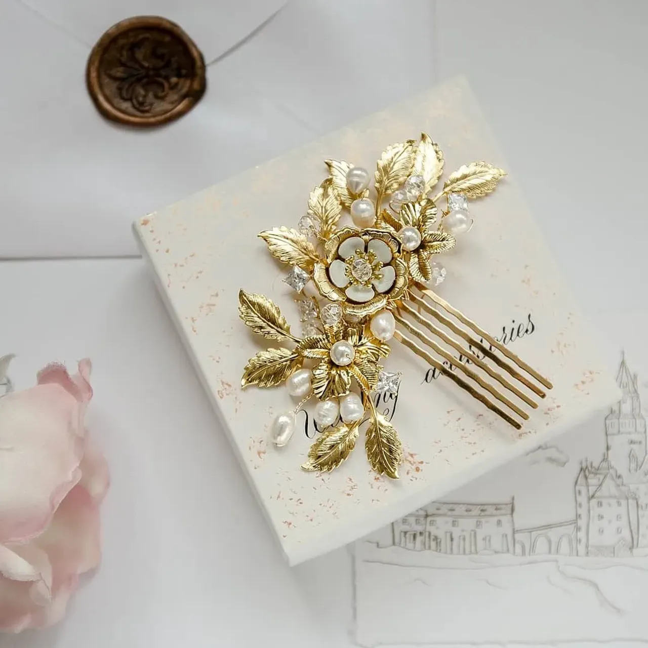 Чего боятся мастера?

Часто сталкиваюсь с ситуацией, когда мастера не хотят делиться информацией (например, о материалах или магазинах, где их закупают). Или предоставляют такую информацию только за деньги... Почему так происходит? 
Ведь, даже имея такие же материалы, другой мастер никогда не сделает точно такое же изделие... В общем, мне такой информации не жалко 😊 И, если кому-то интересно, где я беру ту или иную фурнитуру, обращайтесь, всегда подскажу.

Цена такого гребня - 755 грн
Выполнен из качественной американской металлической фурнитуры и натурального жемчуга.

#гребеньнасвадьбу #гребеньдляволос #гребеньручнойработы #свадебныйгребеньвприческу #свадебныеукрашения #свадьба2020 #свадьбаодесса #weddingcomb #weddingaccesories #bridalcomb #bridalaccessories