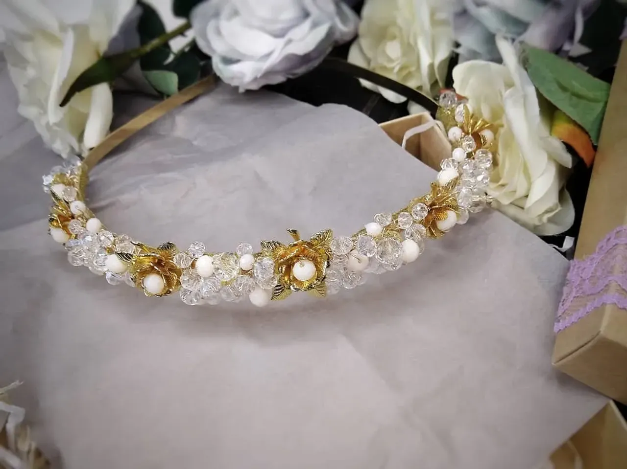 Sensitive band for brides with gold flowers and ivory beads.
Нежный обруч для невесты или выпускницы с бусинами цвета ivory. 🌹в наличии
🌼 Металлические цветы, чешские хрустальные и цвета слоновой кости бусины
🌷Отправка по Миру
🌺 0982134393
#bridalband #tiaraforbride #bride #weddingdecor #weddigjewelry #wedding #weddingaccesories #weddingtiara #handmadeaccessory #handmadegifts #handmadejewelry #handmadeband #olgamoshandmade #украшениявприческуневесты #украшенияназаказ #украшениянасвадьбу #украшениянавыпускной #украшенияручнойработы #украшенияукраина #украшениядляволос #свадьба #свадебноеплатье #свадебныеукрашения #свадебнаяветочкадляволос