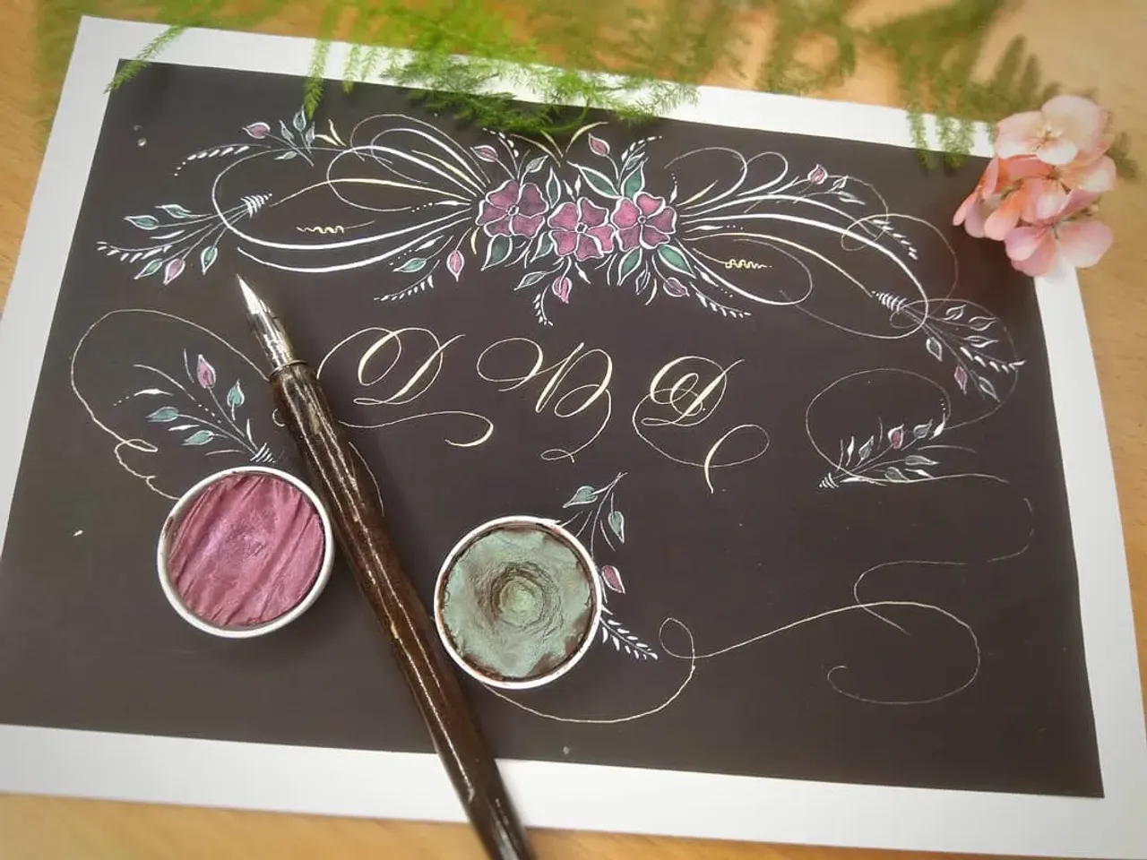 Буква D для меня одна из самых сложных...
⠀
А если ещё рисовать файнтеком, то сложность есть ещё и в фотографировании. Уж очень непросто передать его красоту.

#росчеркитонкимпером
#каллиграф
#каллиграфияпером #каллиграфиятонкимпером #росчерки #flourish #calligraphy_art #calligrapher #calligraphy #calligraphyart