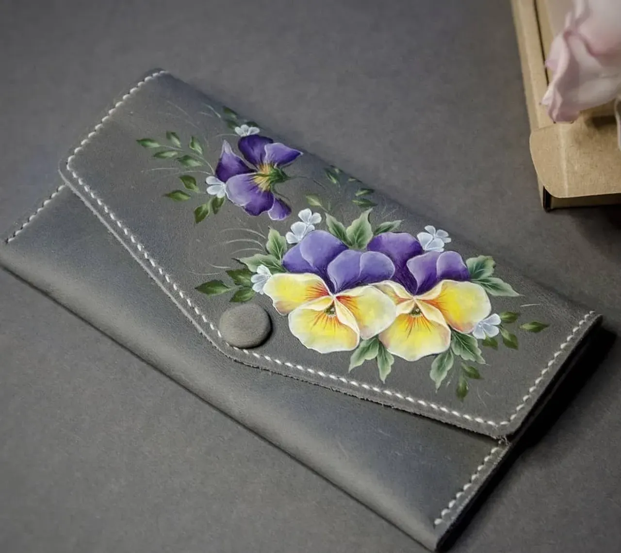 Handmade leather wallet-clutch
⠀
🌷 Leather
🌹 Length 19 cm; width 10 cm
🌼 Hand painted
⠀
Женский кошелек-клатч с росписью ручной работы
⠀
🌹 Натуральная кожа
🌷Размер: 19*10 см
🌼Ручная роспись
⠀
Цена: 825 грн

#wallet #handmadewallet #leatherwallet #leatherclutch #christmasgifts #onestrokepaintings #onestroke #onestrokebooks #onestrokeflowers #onestrokepaintingclass #росписьпокоже #росписьназаказ #росписьакрилом #росписьдвойныммазком #росписьдвойногомазка #росписьпокожеакрилом #двойноймазок #подаркинановыйгод #подарокмамеукраина #подарокподруге