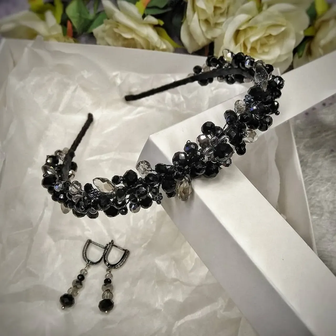 Этот комплект будет прекрасным дополнением к Вашему наряду на праздник.
🌸В наличии
🏵️Фурнитура LUX
🌺цена комплекта 700 грн
#украшенияназаказ #украшенияручнойработы #украшениянавыпускной #украшениянановыйгод #украшениядляволос #обручручнойработы #серьгиручнойработы #серьгиназаказ  #handmade #handmadejewelry #handemadeearrings #olgamoshandmade