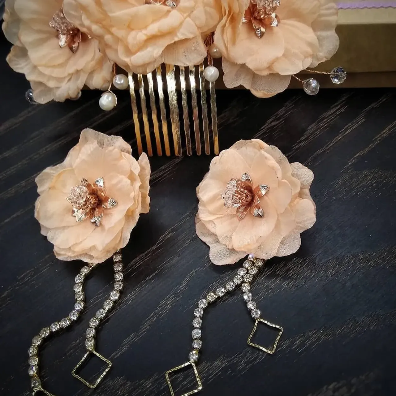 New wedding set in peach color with handmade flowers and lux accessories.
🌹In stock
🌺Comb and earrings
🌷Comb - 15 cm (5,9 inch), earrings - 9 cm (3.5 inch)
🌼All over the world delivering
0982134393
#comb #weddingvine #weddigjewelry #wedding #weddingaccesories #weddingcomb #bridalcomb #floralearrings #floralcomb #etsy #bridalaccessory #bridalearrings #свадьба #свадьба2019 #свадьбаодесса2019 #свадебныеукрашения #украшениявприческуневесты #украшенияукраина #украшенияназаказ #украшениянасвадьбу #свадебныйгребеньвприческу #гребеньвприческуневесте #свадебнаяветочкадляволос #свадебныесерьги #украшенияручнойработы #серьгиручнойработы