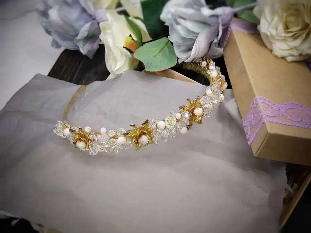 Sensitive band for brides with gold flowers and ivory beads.
Нежный обруч для невесты или выпускницы с бусинами цвета ivory. 🌹в наличии
🌼 Металлические цветы, чешские хрустальные и цвета слоновой кости бусины
🌷Отправка по Миру
🌺 0982134393
#bridalband #tiaraforbride #bride #weddingdecor #weddigjewelry #wedding #weddingaccesories #weddingtiara #handmadeaccessory #handmadegifts #handmadejewelry #handmadeband #olgamoshandmade #украшениявприческуневесты #украшенияназаказ #украшениянасвадьбу #украшениянавыпускной #украшенияручнойработы #украшенияукраина #украшениядляволос #свадьба #свадебноеплатье #свадебныеукрашения #свадебнаяветочкадляволос