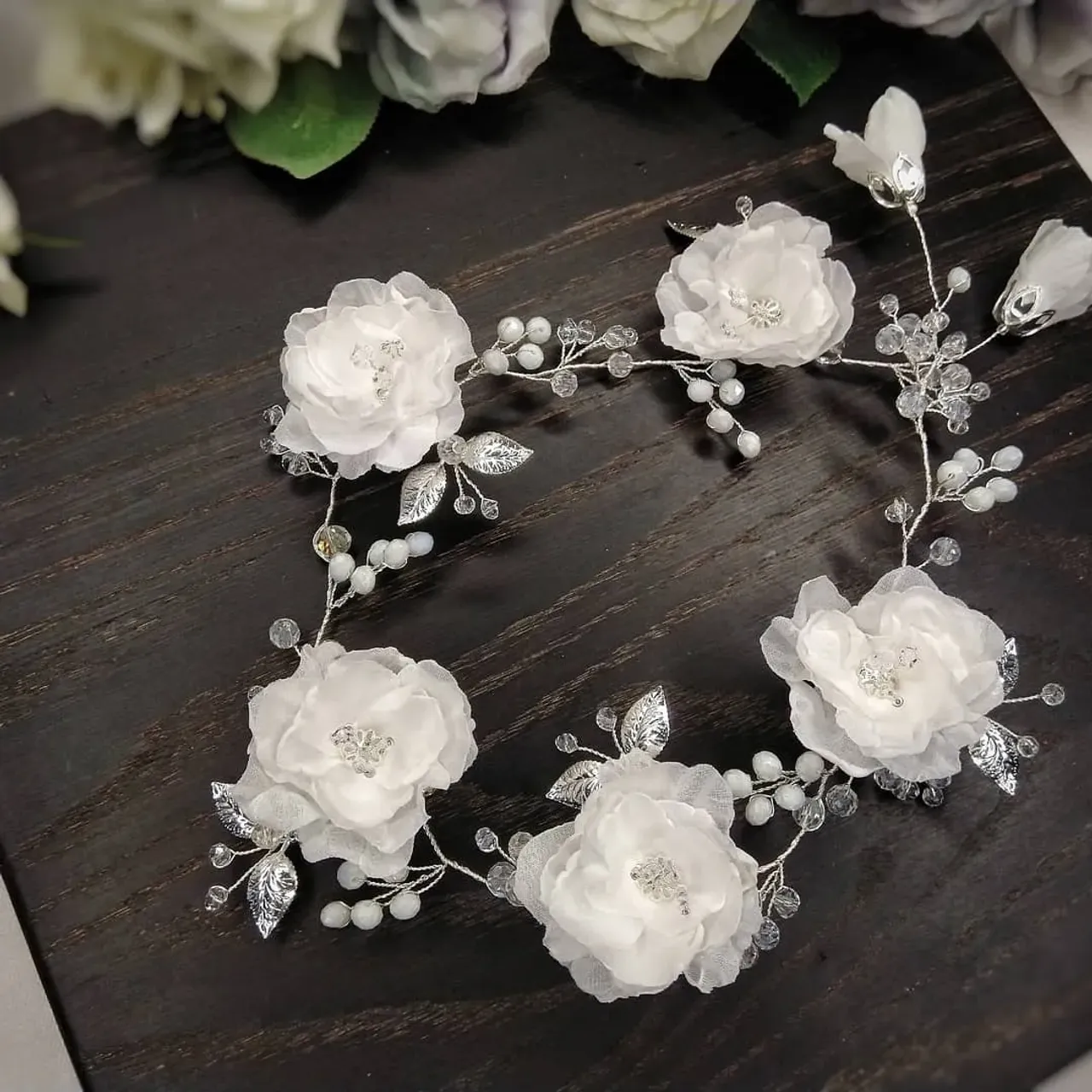 Веночек в прическу с цветами ручной работы
🌹В наличии
🌺Длина - 56 см
🌷Цветы ручной работы, чешские хрустальные бусины, посеребренная ювелирная проволока
🌻0982134393
#украшенияназаказ #украшениянавыпускной #украшенияручнойработы #украшениядляневесты #свадьба #свадебныеукрашения #украшениянасвадьбу #веночеквприческу #weddingaccesories #wedding #weddingvine #handmadegifts #handmadejewelry #handmadevine #olgamoshandmade