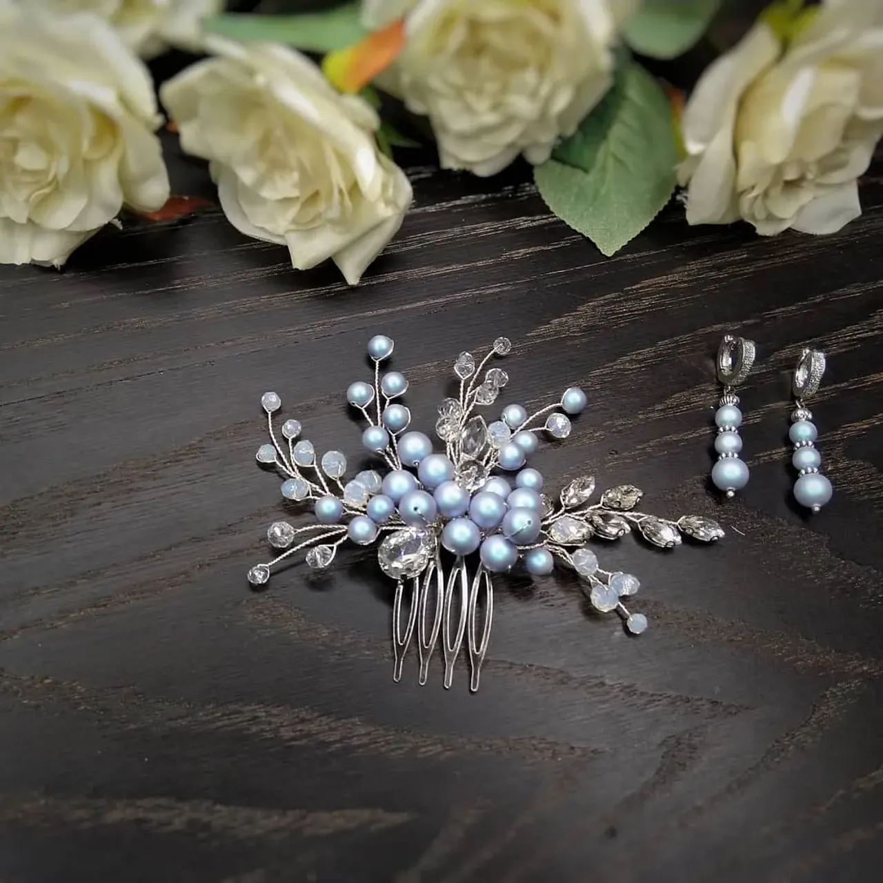 Комплект украшений с бусинами Swarovski: гребешок, серьги.
🌹В наличии
☘️Бусины Swarovski, чешские хрустальные бусины, стразы, lux фурнитура
🌷Гребень - 6-7 см, серьги - 2-2.5 см
🍀0982134394
#украшенияназаказ #украшениянавыпускной #свадебныеукрашения #украшениядляневесты #украшениявприческу #украшениядляволос #серьгинасвадьбу #серьгиручнойработы #украшенияручнойработы #weddigjewelry #wedding #weddingdecor #weddingaccesories #handmadegifts #handmadejewelry #handmadecomb