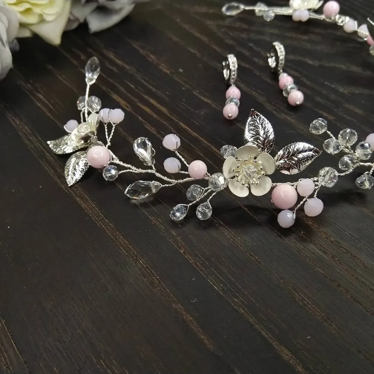 Sensitive jewelry set for bride from rose quartz, czech crystal beads and metal accessories
🌹in stock
🌼 Length - 35 cm
🌷 delivering the world
🌺+380982134393
#украшениявприческуневесты #украшенияназаказ #украшениянасвадьбу #украшениявприческу #украшенияизнатуральныхкамней #украшениянавыпускной #свадебныеукрашения #свадебнаяветочкадляволос #свадебныесерьги #handmadejewelry #jewelryset #weddingvine #bridalhairvine #bridalaccessory #bridalearrings #handmadecrown #handmadeearring