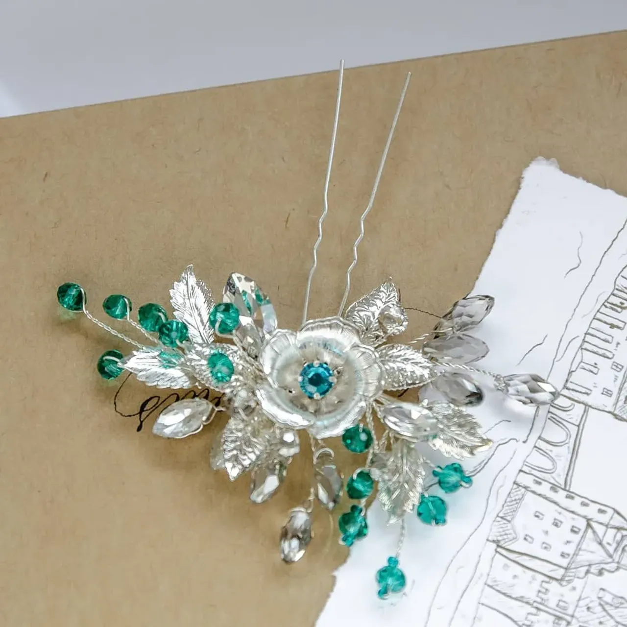 Floral green pin for your spacial occasion.
🌹Size: 13 cm (5 inch)
🌼Metal flower and leaves, green and black beads
🌷±380982134393

#украшениявприческуневесты
#украшенияукраина #украшенияназаказ #украшениявприческу #украшениянавыпускной #вечерниеукрашения #шпилькавприческу #greenpin #pins #weddinghairpins #hairpin #weddigjewelry #wedding