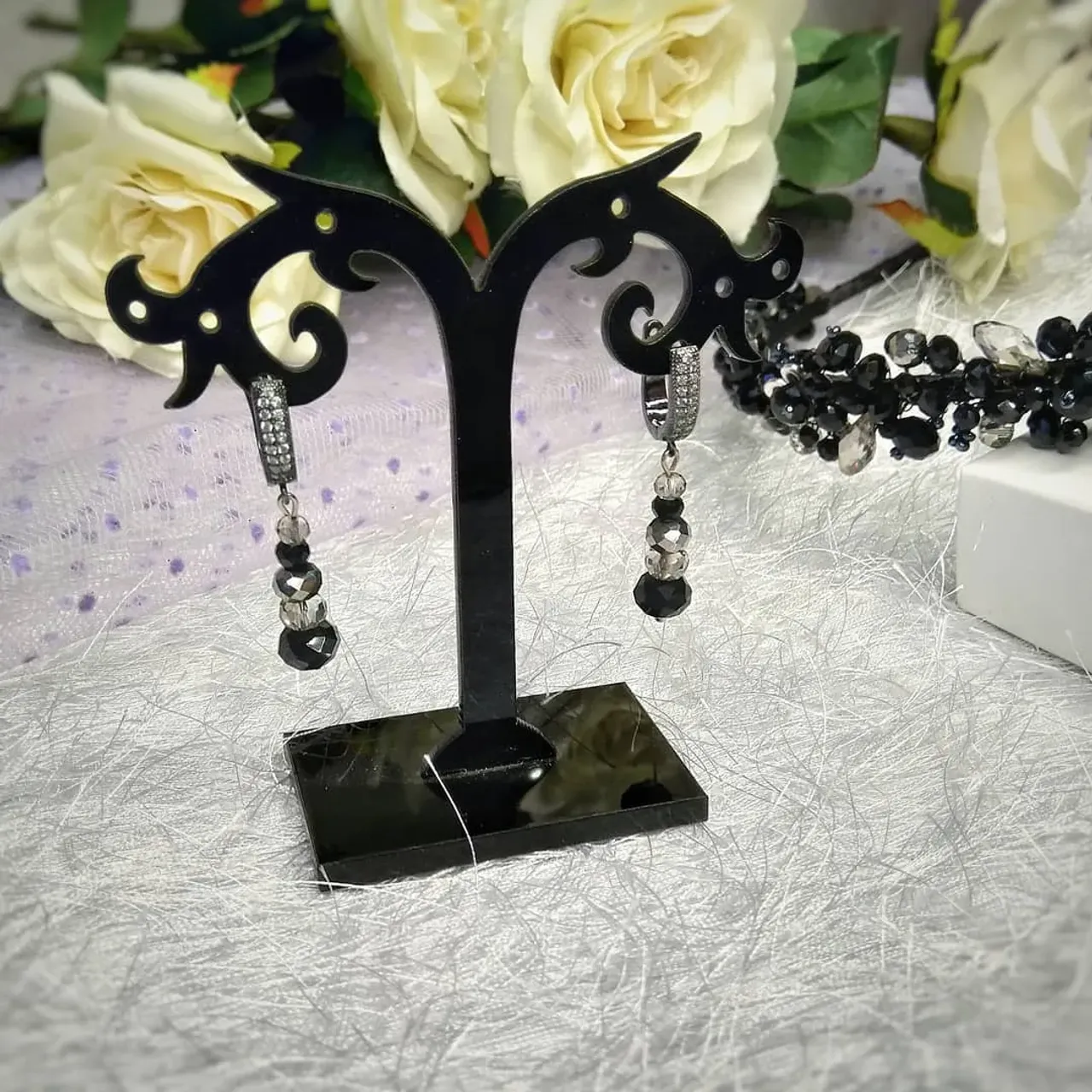 Этот комплект будет прекрасным дополнением к Вашему наряду на праздник.
🌸В наличии
🏵️Фурнитура LUX
🌺цена комплекта 700 грн
#украшенияназаказ #украшенияручнойработы #украшениянавыпускной #украшениянановыйгод #украшениядляволос #обручручнойработы #серьгиручнойработы #серьгиназаказ  #handmade #handmadejewelry #handemadeearrings #olgamoshandmade