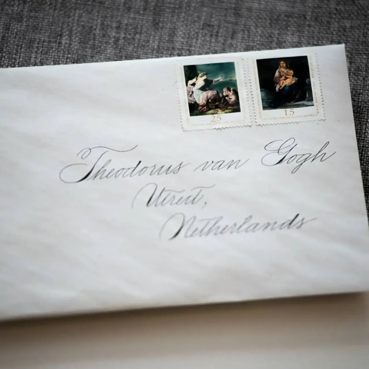 Ван Гог надолго поселился в нашем доме...
⠀
И причиной тому стала книга "Письма к брату Тео".
⠀
Богатейший внутренний мир художника, его отношение к живописи и к людям настолько впечатляет, что теперь у меня есть ещё одна мечта - побывать в музее Ван Гога в Амстердаме.
⠀
И, конечно же, именно это повлияло на выбор идеи для выпускной работы по курсу Спенсериан в @nikolietta_school , которую я покажу уже в следующем посте...

#calligraphy_art #calligrapher #calligraphy #spencerianlettering #spencerianstudy #vangogh #spencerianpractice #spencerianscript #  #каллиграф #каллиграфия #спенсериан #каллиграфияпером #каллиграфическоеписьмо #каллиграфическиекартины #каллиграфическаяживопись