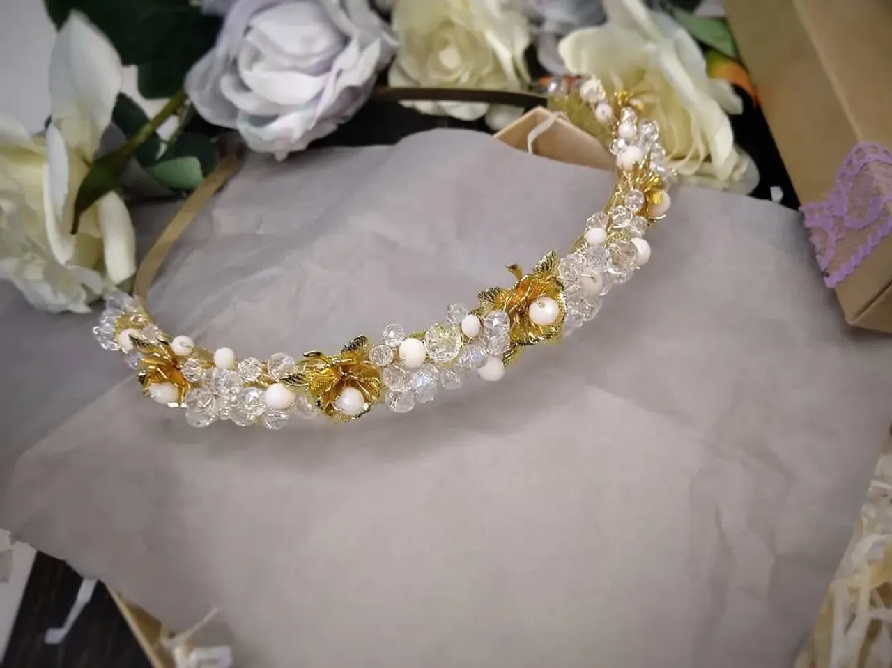 Sensitive band for brides with gold flowers and ivory beads.
Нежный обруч для невесты или выпускницы с бусинами цвета ivory. 🌹в наличии
🌼 Металлические цветы, чешские хрустальные и цвета слоновой кости бусины
🌷Отправка по Миру
🌺 0982134393
#bridalband #tiaraforbride #bride #weddingdecor #weddigjewelry #wedding #weddingaccesories #weddingtiara #handmadeaccessory #handmadegifts #handmadejewelry #handmadeband #olgamoshandmade #украшениявприческуневесты #украшенияназаказ #украшениянасвадьбу #украшениянавыпускной #украшенияручнойработы #украшенияукраина #украшениядляволос #свадьба #свадебноеплатье #свадебныеукрашения #свадебнаяветочкадляволос