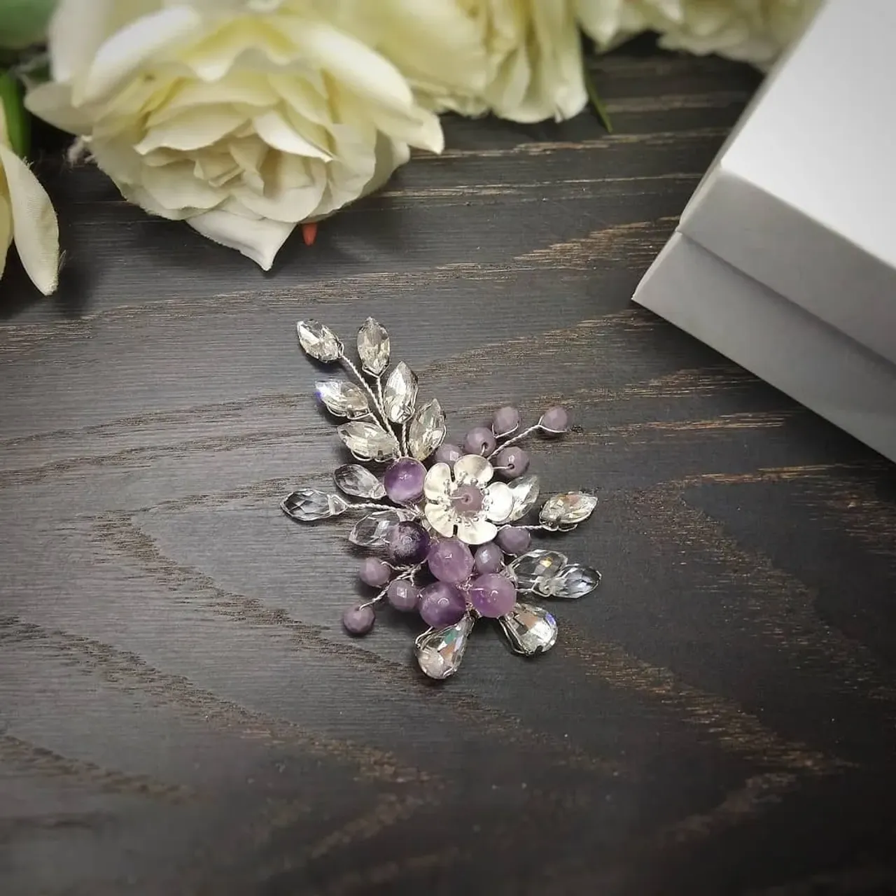 Брошь с аметистом, стразами и чешскими хрустальными бусинами 
#брошьручнойработы #брошьназаказ #брошьсаметистом #украшенияназаказ #украшенияручнойработы #украшениянавыпускной #украшениянасвадьбу #свадебныеукрашения #украшениядляневесты #handmadegifts #handmadejewelry #handmade #olgamoshandmade