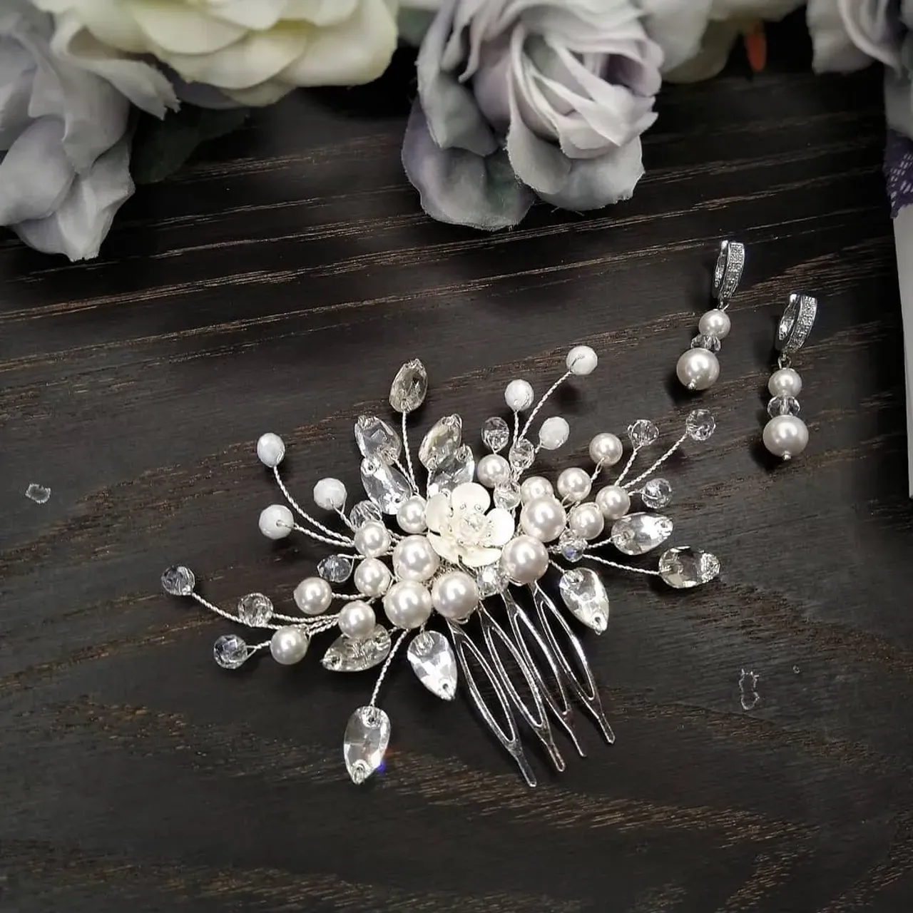 Скромно и со вкусом... Комплект из жемчуга Swarovski
🌹в наличии
🌼Жемчуг Swarovski, стразы, чешские хрустальные бусины, гипоаллергенная фурнитура
🌷Отправка по всему миру
🌻0982134393
#свадьба #свадебныеукрашения #украшениянавыпускной #украшенияназаказ #украшениядляневесты #гребеньнасвадьбу #украшениясжемчугом #украшенияручнойработы #украшениядляволос #жемчужныесерьги #серьгиручнойработы #handmadegifts #handemadeearrings #handmadejewelry  #handmade #handmadecomb #olgamoshandmade