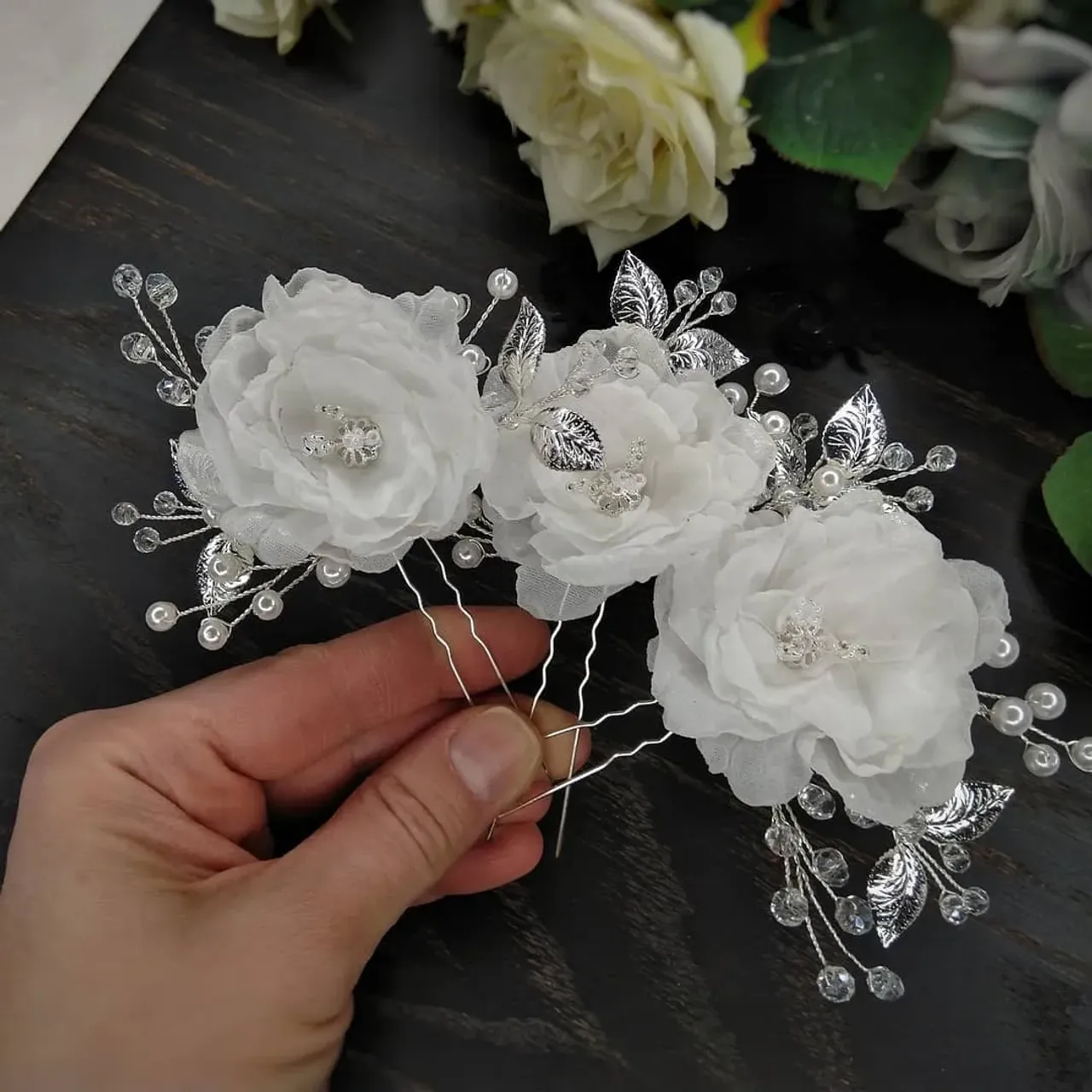 Комплект шпилек с цветами ручной работы
🌹В наличии
🍀Цветы ручной работы, чешские хрустальные бусины, жемчуг, бисер
🌷Отправка НП ☘️0982134393
#украшенияназаказ #украшениянавыпускной #украшениядляневесты #украшениянасвадьбу #свадьба #свадебныеукрашения #свадебныешпильки #украшенияручнойработы #украшениясжемчугом #шпилькиручнойработы #handmadepin #handmadegifts #handmadejewelry #olgamoshandmade p