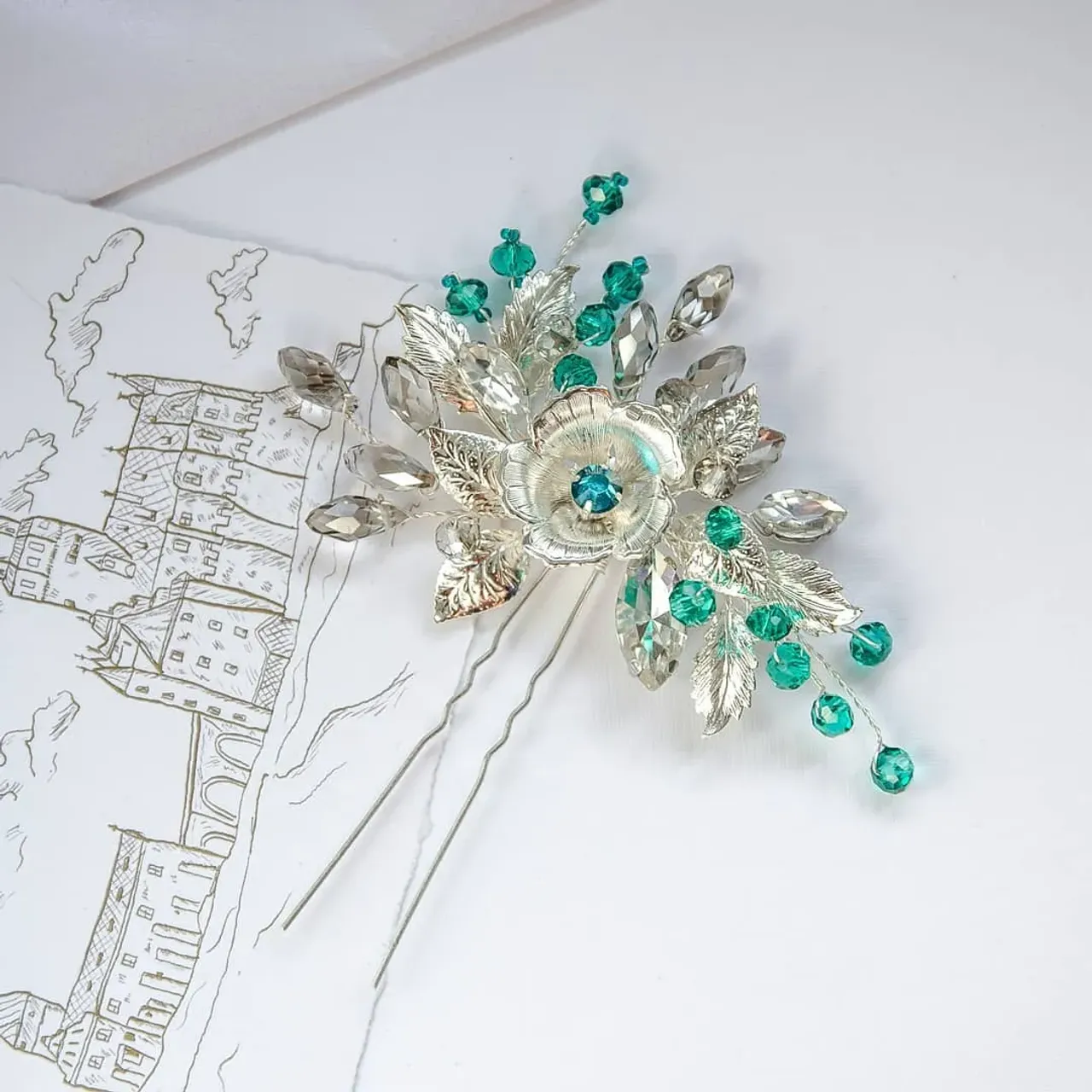 Floral green pin for your spacial occasion.
🌹Size: 13 cm (5 inch)
🌼Metal flower and leaves, green and black beads
🌷±380982134393

#украшениявприческуневесты
#украшенияукраина #украшенияназаказ #украшениявприческу #украшениянавыпускной #вечерниеукрашения #шпилькавприческу #greenpin #pins #weddinghairpins #hairpin #weddigjewelry #wedding