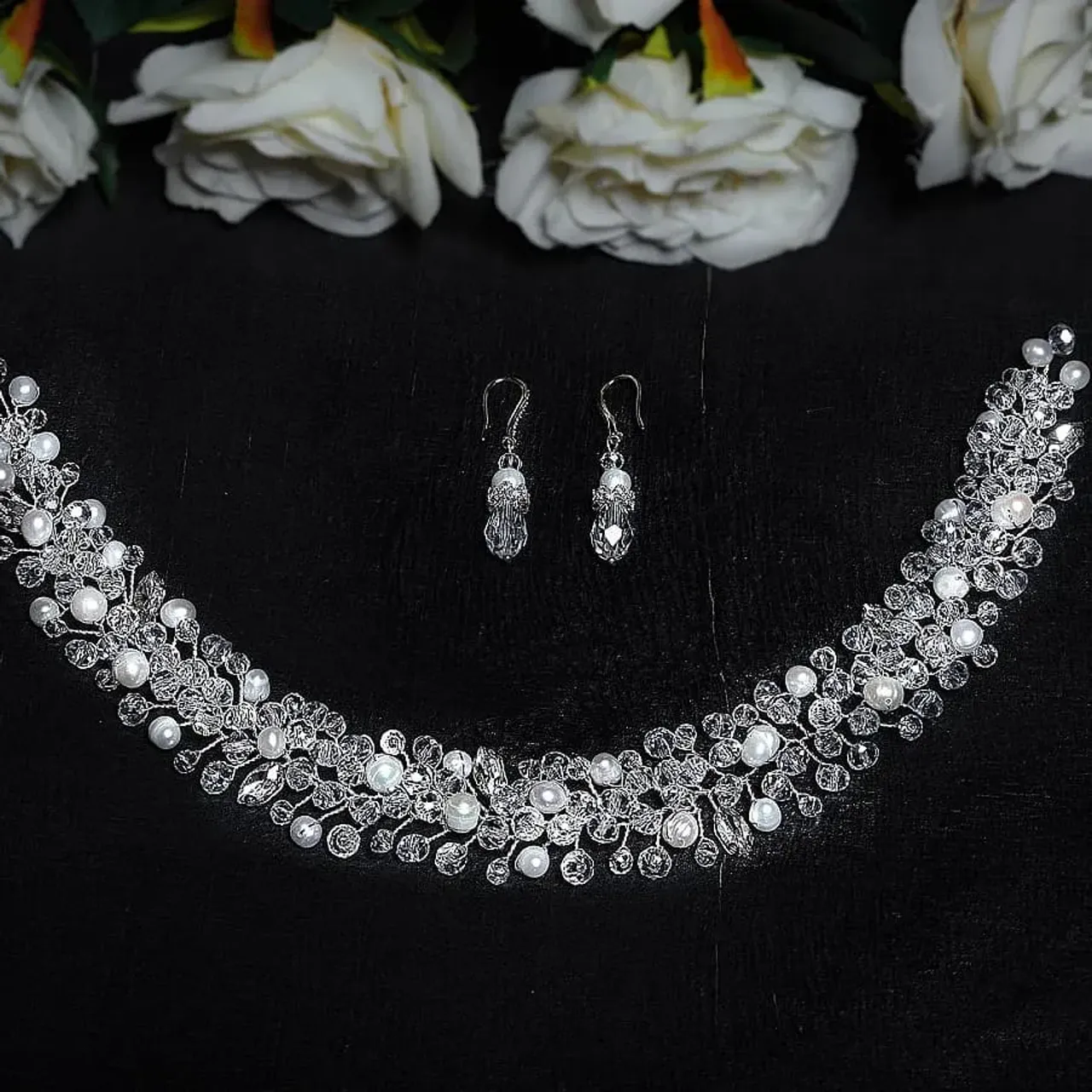 Комплект для невесты с натуральным жемчугом и фурнитурой с цирконами
🌺 В наличии
🌺мягкий ободок, веточка в прическу и серьги
🌺Натуральный жемчуг, чешские бусины, фурнитура LUX
🌺Цена - 1000 грн
 #украшенияназаказ #украшениядляневесты #свадебныеукрашения #украшениянасвадьбу #вечерниеукрашения #веточкавприческу #украшенияручнойработы #украшениядляволос #украшениявприческу #украшениянавыпускной #handmadecrown #handmadejewelry #handemadeearrings #handmadevine #handmade #olgamoshandmade