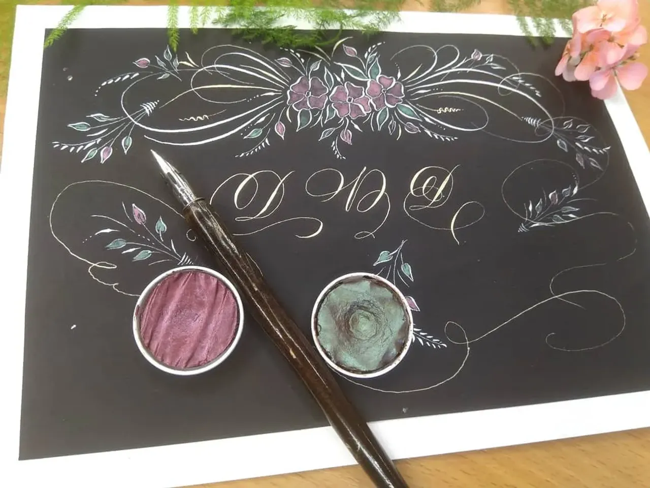 Буква D для меня одна из самых сложных...
⠀
А если ещё рисовать файнтеком, то сложность есть ещё и в фотографировании. Уж очень непросто передать его красоту.

#росчеркитонкимпером
#каллиграф
#каллиграфияпером #каллиграфиятонкимпером #росчерки #flourish #calligraphy_art #calligrapher #calligraphy #calligraphyart