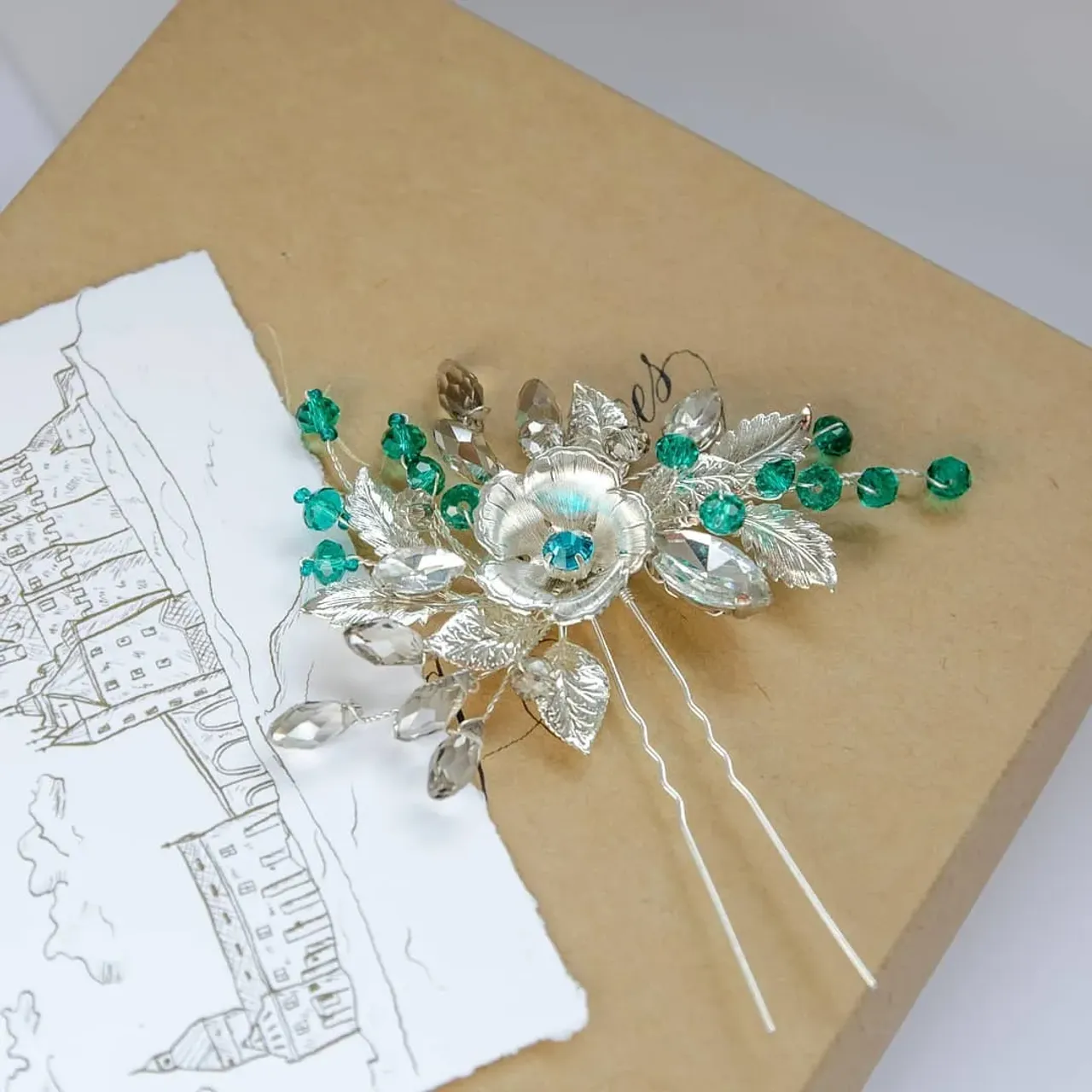 Floral green pin for your spacial occasion.
🌹Size: 13 cm (5 inch)
🌼Metal flower and leaves, green and black beads
🌷±380982134393

#украшениявприческуневесты
#украшенияукраина #украшенияназаказ #украшениявприческу #украшениянавыпускной #вечерниеукрашения #шпилькавприческу #greenpin #pins #weddinghairpins #hairpin #weddigjewelry #wedding