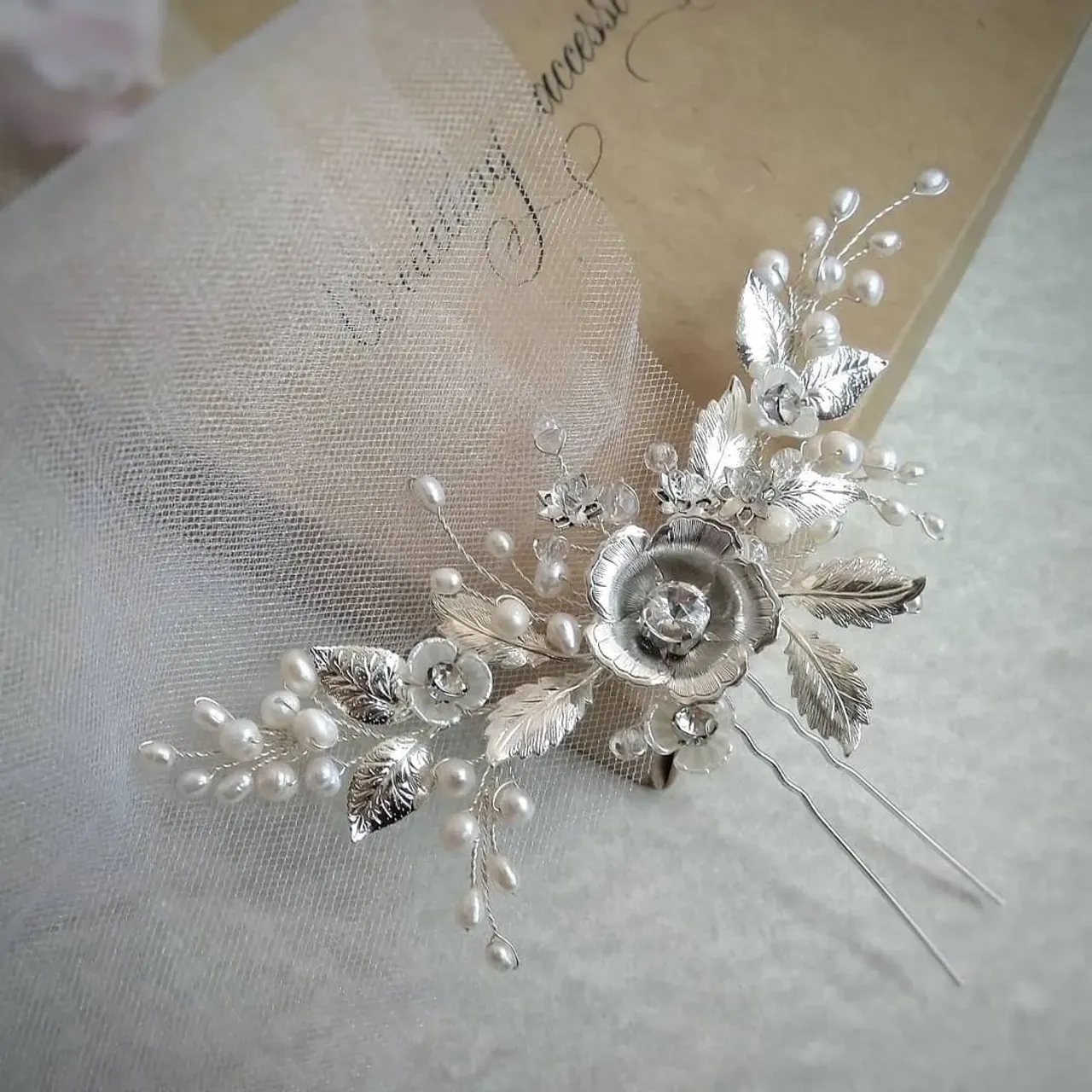 Small hair pin with natural pearl already in stock.
🌹Lux metal accessories, natural pearls
🌼 15 cm(6 inch)
🌷 ±380982134393
#bridalhairpeace #bridalhairvine #bridalpin #bridalhairpins👰 #pearlhairpin #weddinghairpins #wedding #свадебныеукрашения #свадебнаяветочкадляволос #свадебныешпильки #свадьбаодесса