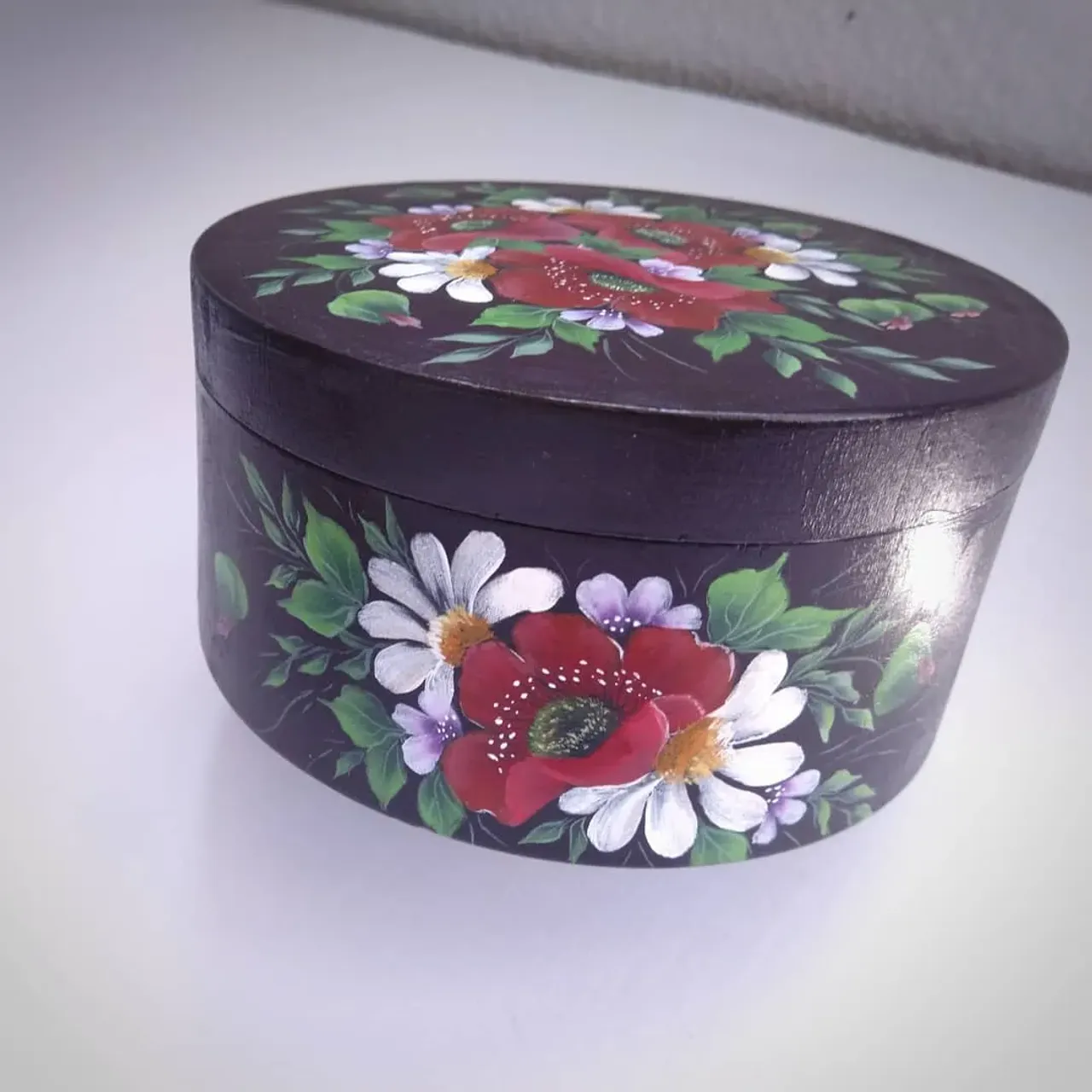 Рисую с Татьяной Кудрявцевой @kudryavtsevatatiana 
Здорово, что можно рисовать не только на коже, а использовать то, что есть под рукой. А я обрастаю расписными шкатулками. Осталось придумать, что в них хранить🙂
#росписьдвойногомазка #росписьпокожеакрилом #росрисьпредметовинтерьера #росписьшкатулки #расписныешкатулки #onestroke #onestrokeflowers #onestrokepainting #onestrokepaintingclass