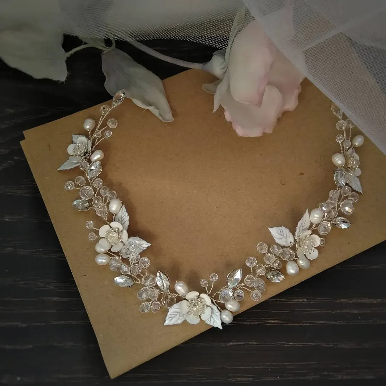 Нежная веточка в прическу невесте
🌹Продается в комплекте с сережкам
🌼Натуральный жемчуг, чешские хрустальные бусины, металлическая фурнитура
🌷Длина веточки около 30 см, серьги - 4-5 см
🌺 0982134393
#украшениявприческуневесты #украшенияукраина #украшенияназаказ #украшениянасвадьбу #свадьба2019 #свадебныеукрашения #свадебнаяветочкадляволос #свадьба #свадьбаодесса2019 #свадьбаодесса #bridalhairvine #bridaldiadem #bridalaccessory #bridalearrings #weddingvine #wedding